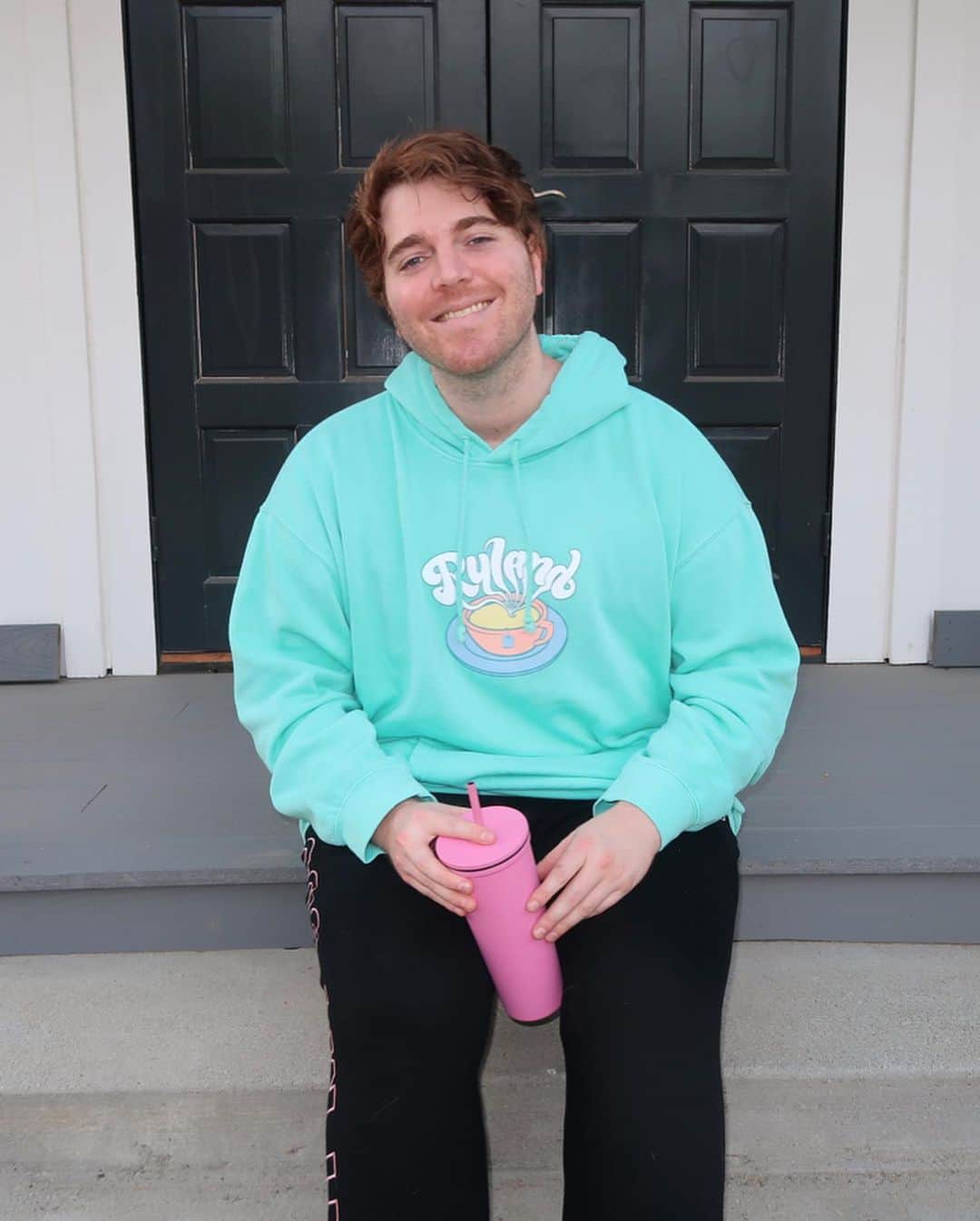 シェーン・ドーソンさんのインスタグラム写真 - (シェーン・ドーソンInstagram)「I like having his name on my chest so the zero people that hit on me know that I’m taken. 💪🏻🐷👍🏻 New Ryland hoodie and pink pig cup up now on my merch site! (link in bio) ❤️」4月30日 4時05分 - shanedawson