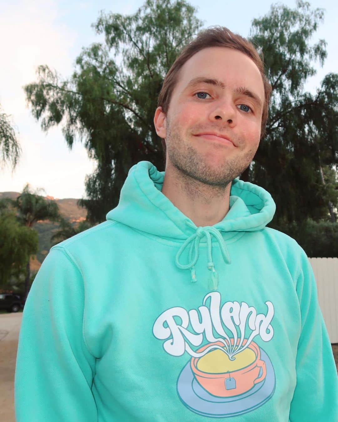 シェーン・ドーソンさんのインスタグラム写真 - (シェーン・ドーソンInstagram)「I like having his name on my chest so the zero people that hit on me know that I’m taken. 💪🏻🐷👍🏻 New Ryland hoodie and pink pig cup up now on my merch site! (link in bio) ❤️」4月30日 4時05分 - shanedawson