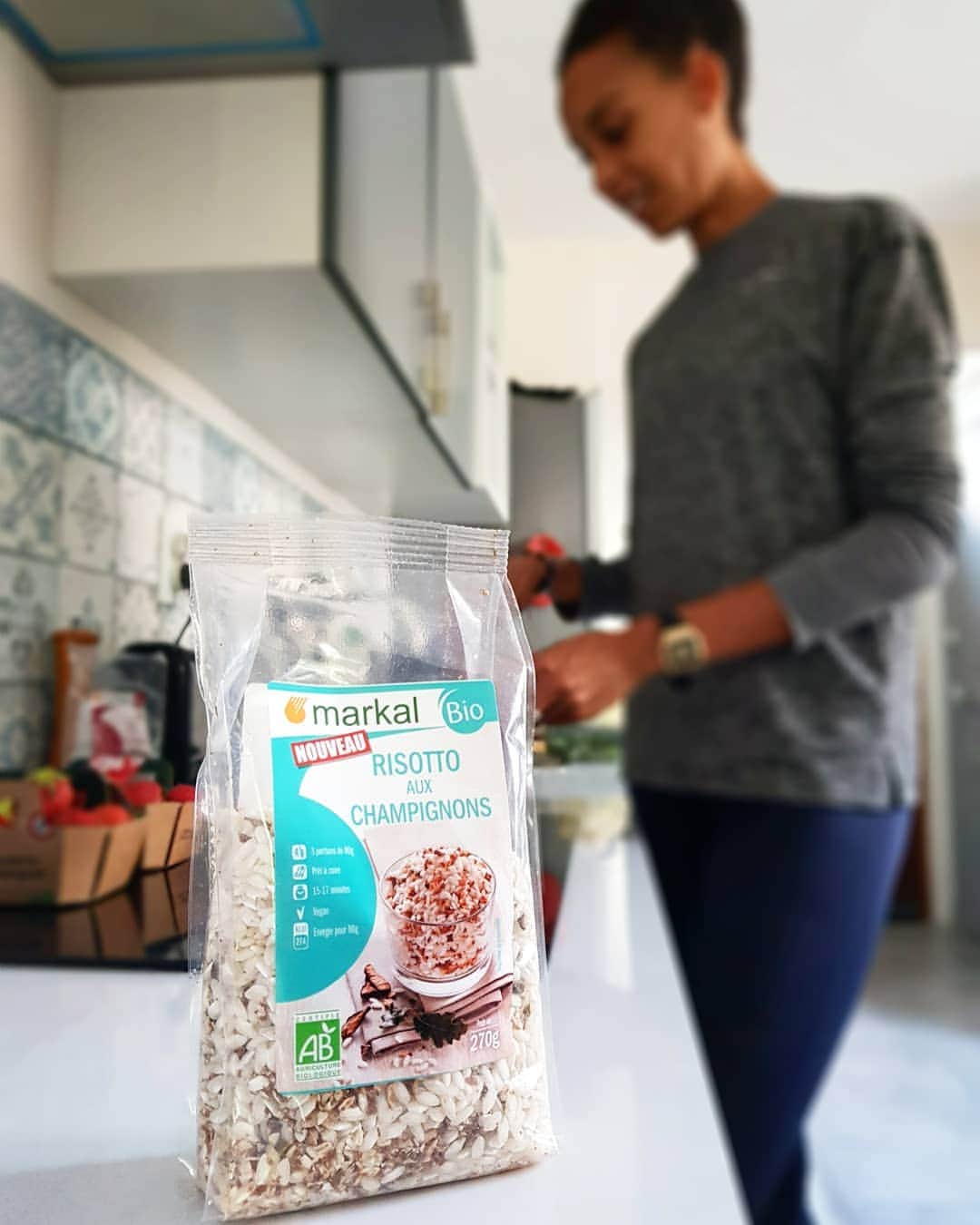 Elea Mariama DIARRAのインスタグラム：「Comme beaucoup d'entre vous, ce confinement aura été l'occasion de cuisiner ( encore plus que d'habitude ) 😉 . .  J'ai la chance d'avoir un partenaire de choc pour cela : @markal_bio, je les remercie encore de me permettre de me faire plaisir en cuisinant de délicieuses recettes saines. . .  Swippez ➡️ si vous voulez voir mon 🔝 3 des meilleures recettes de confinement. . . Et toi, quelle est ta recette phare de confinement ?」