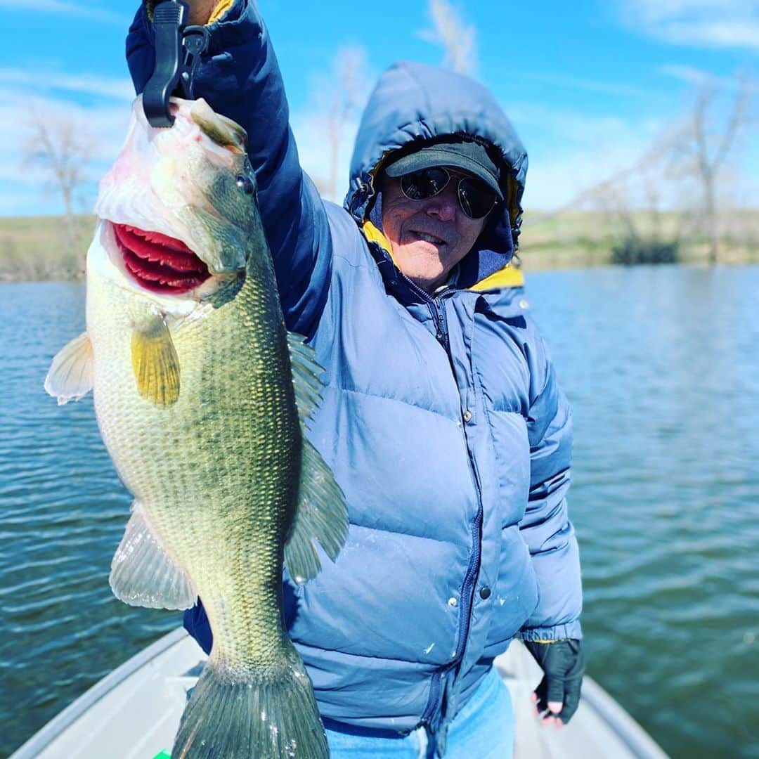 ジェイ・ミルズのインスタグラム：「Day 2 on the boat spent with my old friend Eddy. Trying to help him reach his dream of fishing til he’s 80. He whooped me again today. Water temp is rising and fish should be active soon」