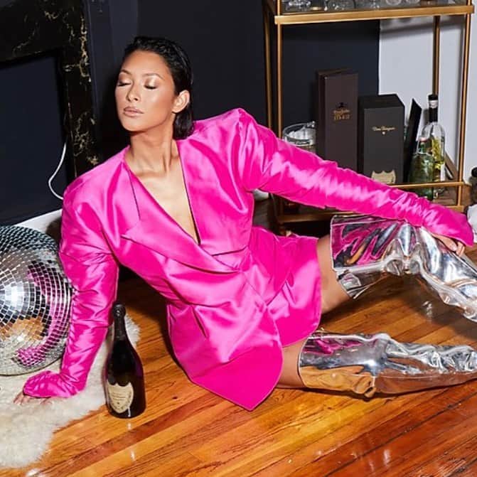 ジョーディン・テイラーのインスタグラム：「Ignoring all the haters (my mom and dad) that tell me I can’t wear this outfit while sitting on their couch and making work calls. These are my negotiation boots, Mom!」