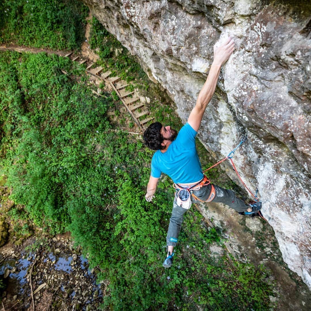イェルネイ・クルーダーのインスタグラム：「"Dreku focn" 8b+, First Ascent.  Crazy to find such a sloppy crux on limestone 👐🏻. ____________________ 📸: @martin_z_orko  ____________________ @scarpaspa @ocun.climbing @vibram @snowmonkey」