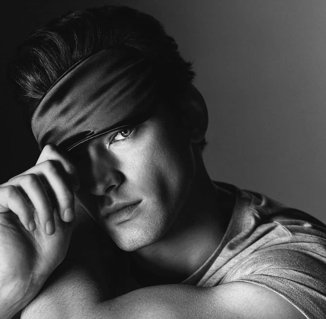 ショーン・オプリーのインスタグラム：「Isolation = Sleep & Wine. By @rowanpapier @vman @tomkivell_stylist @oliviabarad @elsahair」