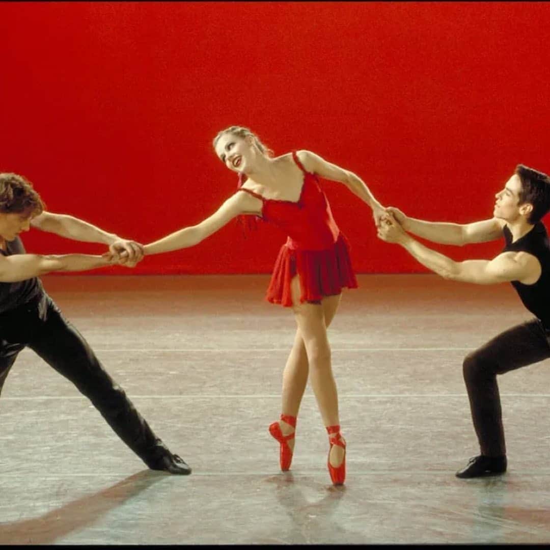 のインスタグラム：「Happy #internationaldanceday! Thank you @dancespiritmagazine for celebrating #Centerstage 20 years later! I feel honored and old! 🩰(👵🏼)🩰」