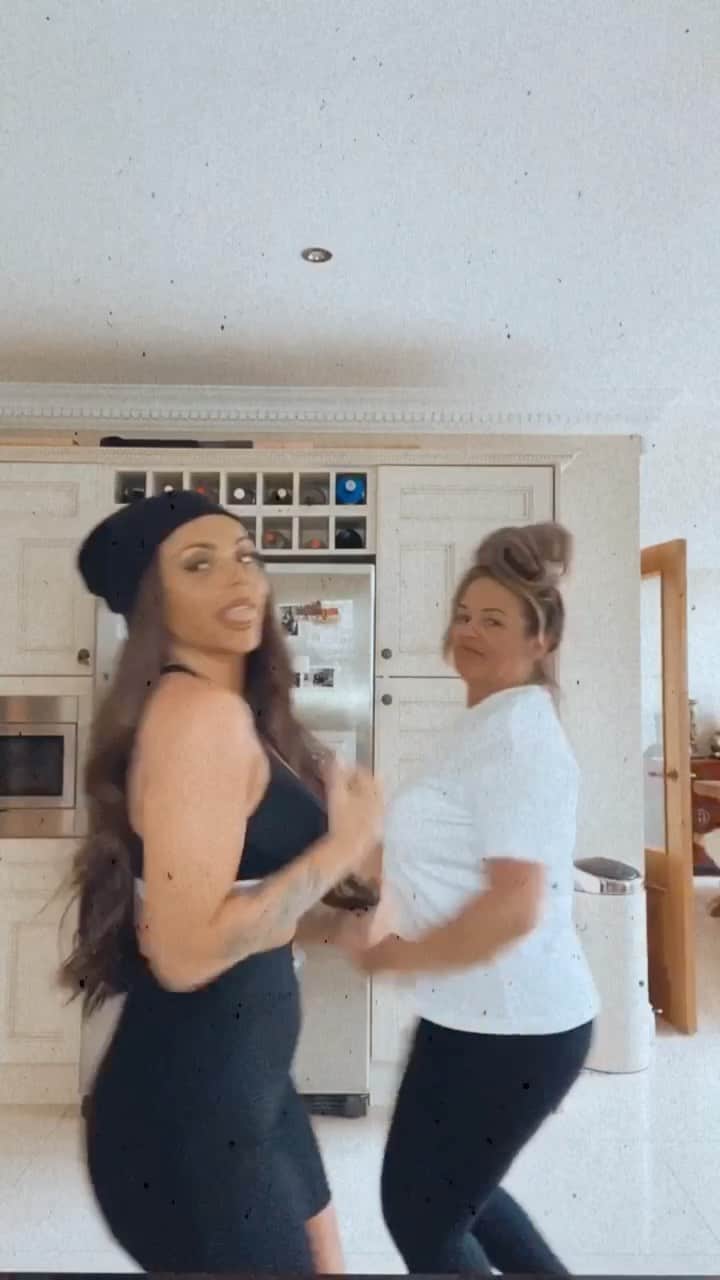 ジェシー・ネルソンのインスタグラム：「We have far too much time on our hands 🕺🏻 @charlotte.driver」
