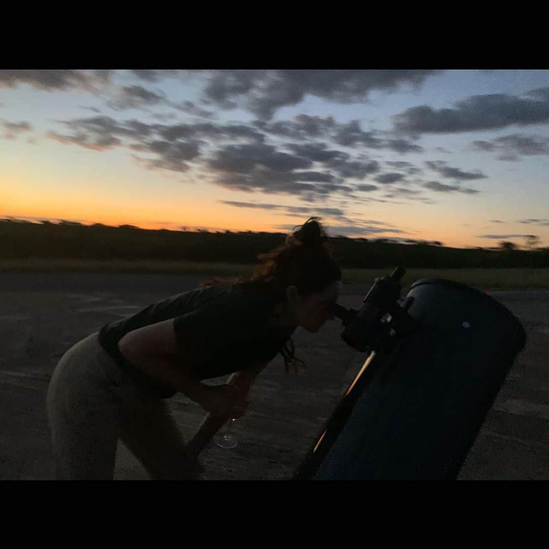 シェイリーン・ウッドリーさんのインスタグラム写真 - (シェイリーン・ウッドリーInstagram)「my friend had never seen a shooting star (born and bred in the city)...so for his birthday, @singita_ helped me surprise him with a stargazing experience. they set out a giant blanket, worlds comfiest pillows, WINE, and this mega telescope. we laid by ourselves (a bit daunting with the sound of hyena laughter in the not-so-far distance) and watched the galaxy above sparkle in ways i didn’t know was possible. it was the most romantic/special/enchanting moment of my life.」4月30日 4時56分 - shailenewoodley