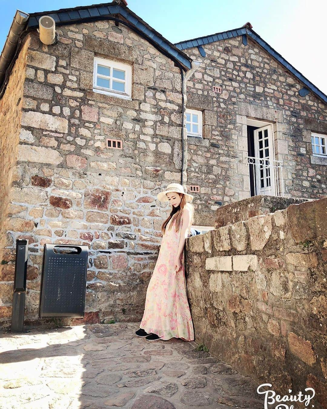 りんのインスタグラム：「🌸あの頃は、楽しかったシリーズ🌸👼 . 去年の夏🌞にいった パリの、モン・サン・ミッシェル🏰🌈✨✨ . 海外の見た、景色で一番✨感動した❣️🤩💯 . 今年は、ドイツのロマンティック街道🍭 シンデレラ城👸🏰、見に行くのが . 目標だったのにな…🥺💭 何年先に、なるのだろう。。。泣😢💔🙀 . . #終わりが見えないなぁ　 #いやだな 🤢」