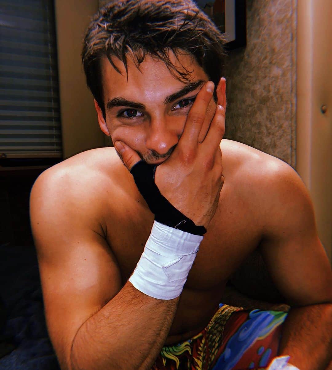 コディ・クリスチャンのインスタグラム：「Fun fact: Asher wraps his wrists on the field for safety and extra support. Cody wraps his wrists to hide a tattoo. The magic of film-making lol 🤩」