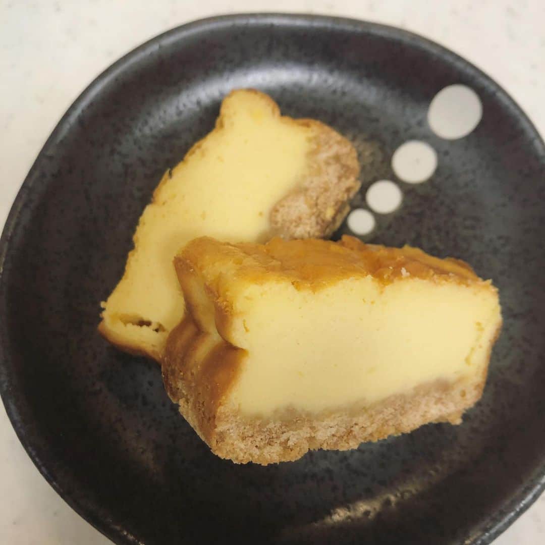 石川亜沙美さんのインスタグラム写真 - (石川亜沙美Instagram)「チーズケーキ🧀 ・ ケーキ🎂の中で 一番好きなケーキは何ですか？ ・　 私は 昔から変わらず チーズケーキが好き💓 ・ 昨日の夕飯作りと共に 息子と作ったチーズケーキ🧀 ・ 1日冷蔵庫で冷やしてみたら 🤤バスチーみたい❣️ ・ 置いてみてわかる美味 ・ 作る楽しさ✨ やってみてからの喜び💓  一日一笑🏠💪 ・ ・ #チーズケーキ #cooking #一日経ってからの #また違う喜び #💓 #stayhome #お家時間 #2020.4.29」4月29日 20時08分 - asamiishikawa1016