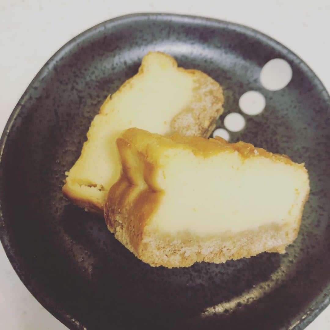 石川亜沙美さんのインスタグラム写真 - (石川亜沙美Instagram)「チーズケーキ🧀 ・ ケーキ🎂の中で 一番好きなケーキは何ですか？ ・　 私は 昔から変わらず チーズケーキが好き💓 ・ 昨日の夕飯作りと共に 息子と作ったチーズケーキ🧀 ・ 1日冷蔵庫で冷やしてみたら 🤤バスチーみたい❣️ ・ 置いてみてわかる美味 ・ 作る楽しさ✨ やってみてからの喜び💓  一日一笑🏠💪 ・ ・ #チーズケーキ #cooking #一日経ってからの #また違う喜び #💓 #stayhome #お家時間 #2020.4.29」4月29日 20時08分 - asamiishikawa1016