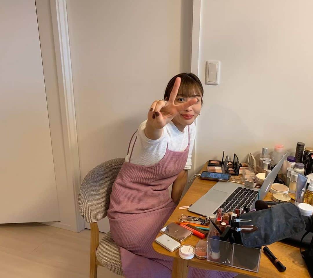 高橋有紀のインスタグラム：「22時にYouTubeアップします❤︎ 今日は一日お家で仕事。 秋に発売するのに向けての制作だったり、初のリモート動画撮影も始まり、さっそく今の現状でできることを見つける企業さんてすごいなと思いました！必死に撮影したけど、新しくて面白かった！ この写真はオンラインメイクセミナー 、今できることを少しづつ出来たらいいなと思っています。そんな感じで絶対やらないと思っていたYouTube始めたのでよかったらチャンネル登録してくれたら嬉しいです！ 昨日はひなちゃんとのインスタライブはテレビ電話みたいで楽しかった笑。 こーんなに友達と会わない1ヶ月があるなんてね、生活がだいぶ変わりましたが少しでも楽しみながら生活できたらなと思います！ ストレスで息苦しく感じちゃう時は、窓を開けて目を瞑って海とか森林を想像して大きく深呼吸をするとちょっとスッキリするので、騙されたと思ってやってみてください！  #高橋有紀 #ピースしかできない」