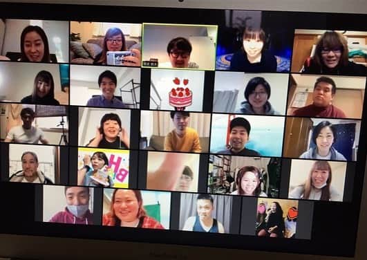 おかずクラブのインスタグラム：「昨日は、ゆいＰのお誕生日でした！  コロナで直接はお祝い出来ないので、あかりちゃん発案でzoomでお祝いしましたよ。  ゆいＰが好きそうな人を私が無作為に選んだので思ったよりもたくさんの人に協力して頂くことになりました。  一応、仕事の打ち合わせで呼んだのに、ゆいＰが半纏姿だったのは驚きましたが喜んでくれたみたいで良かったです。  皆さん、お願いしたら２つ返事でOKしてくれて助かりました！！ ゆいＰお誕生日おめでとう！！ #ゆいＰお誕生日  #zoomでお祝い」