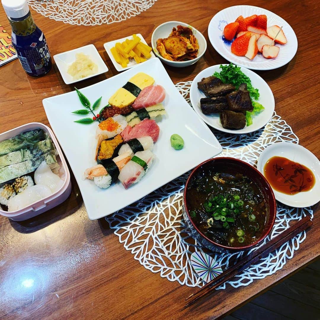 金村義明さんのインスタグラム写真 - (金村義明Instagram)「次男坊到着！お母さんの寿司食べた後まだカレーも食いよる！ お母さん嬉しそうや、俺のデザートの苺も次男いき！」4月29日 20時17分 - yoshiaki_kanemura