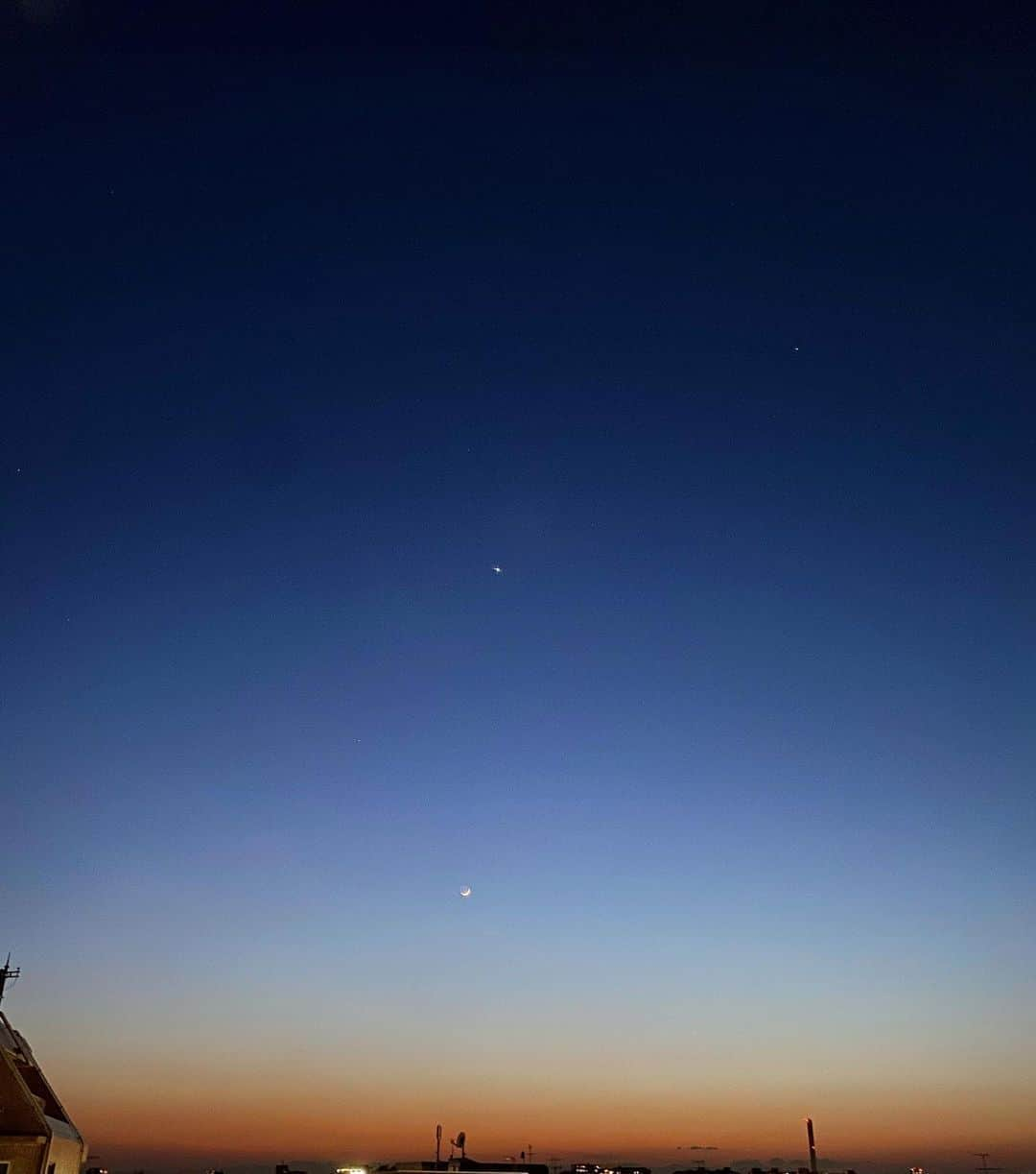 井元麻帆さんのインスタグラム写真 - (井元麻帆Instagram)「🌙 夕焼けと三日月と金星みっけ！ 右上はカペラかな。きれいだなー。 #こんな日はビールが美味しい #毎日いってる #ひきこもりの味方 #グリーンラベル」4月29日 20時21分 - maho_imoto