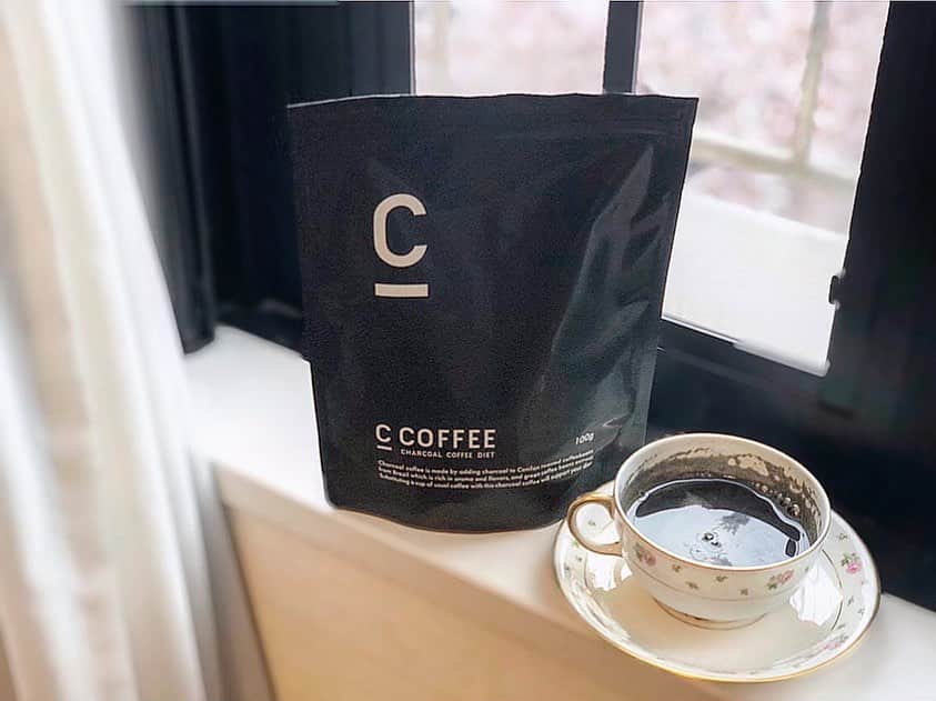 能美黎子さんのインスタグラム写真 - (能美黎子Instagram)「・ 最近のおうち時間のお供は ・ 美容と健康に良い 「C COFFEE @c_coffee_official 」 ・ コーヒーを毎日飲むのですが、 おうち時間が増え コロナ太りが止まらないので、 毎日のコーヒーをこれに置き換えています。 ・ 炭の粉末が入ったチャコールコーヒーだから、 少し黒くてびっくりするかもですが、 癖もなくて本当に飲みやすくて美味しい。 ・ MCTオイルも入っているから 美容にもよくて一石二鳥。 ・ おうち時間が増えた今、 これを飲みながらホッと一息。 最近は牛乳と合わせてカフェオレにして飲むのが お気に入りの飲み方です。 ・ C COFFEE商品﻿ 100g (約30日分)﻿ ﻿が当たる プレゼントキャンペーンをやっていたので、 気になる方は応募してみてください(^-^) ・ 期間﻿：2020年4/24（金）〜5/7（木） ﻿方法﻿： ①公式アカウント @c_coffee_officialをフォロー﻿ ②プレゼント記事に「いいね！」﻿ ・ #C_COFFEE #シーコーヒー #チャコールクレンズ #チャコールコーヒー #ダイエットコーヒー #ダイエットサポート #無理せずキレイ #炭で吸着 #コーヒー #ダイエット #美容 #Niki #田辺莉咲子 #CHARCOAL #PR #COFFEE #チャコールコーヒーダイエット#コロナ太り #コロナ太りが止まらない #美容好きな人と繋がりたい #おうち時間 #おうちカフェ #おうちにいよう #おやつタイム #ホッと一息 #コーヒーのある暮らし #コーヒー好きな人と繋がりたい #mtcオイル #美容と健康 #コロナに負けるな」4月29日 20時31分 - reikonohmi