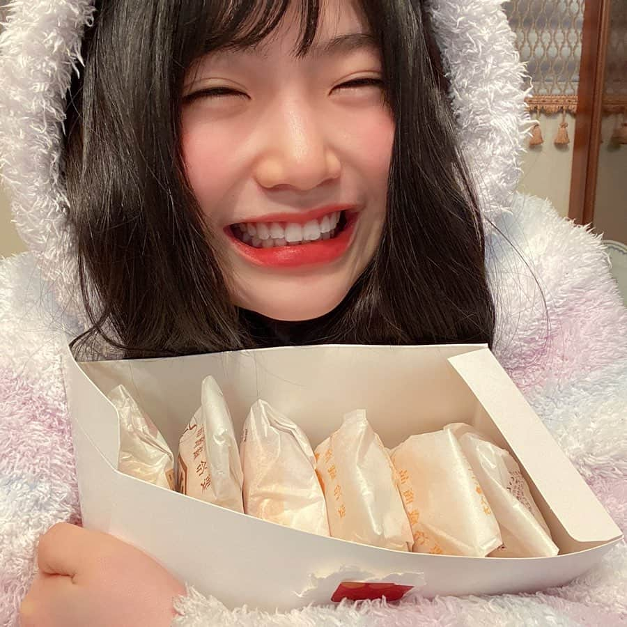 出口結菜さんのインスタグラム写真 - (出口結菜Instagram)「《🐙#八天堂》﻿ ﻿ 〜とろけるクリームパン〜﻿ 🧁カスタード（¥210）﻿ 🍃抹茶（¥220）﻿ 🍫チョコレート（¥220）﻿ 🍮生クリーム&カスタード（¥220）﻿ ﻿ ﻿ ﻿ ﻿ 私が大好きなクリームパン！！！﻿ ﻿ ﻿ 八天堂のクリームパンは甘すぎないのが推しです♥️﻿ ﻿ ﻿ クリームも甘ったるくなくて、サッパリ！！🌟﻿ ﻿ ﻿ 甘さに気持ち悪くならないおかげで﻿ セーブしなかったら何個でもいけちゃいます✌️﻿ ﻿ ﻿ ﻿ 店舗や時期によって限定商品もあったりするから、﻿ それは外せない🤩🤩🤩﻿ ﻿ ﻿ 天王寺、梅田、岡山にもあるから﻿ 是非お外に出れるようになった行って欲しい🥺💗﻿ ﻿ （オンラインでもあるので是非🥰🥰🥰）﻿ ﻿ ﻿ ﻿ ﻿ \イチオシクリームパン✌️/﻿ ﻿ ______________________________________________________﻿ ﻿ ❤️御堂筋梅田駅（南改札）﻿ 💗御堂筋天王寺駅（地下1階コンコース、西改札内正面）﻿ 💛 10時〜22時﻿ 💚岡山市北区下石井1丁目2番1号イオンモール岡山１階﻿ 💙JR岡山駅から🚶‍♀️5分﻿ 🤎10時〜21時﻿ ______________________________________________________﻿ ﻿ #八天堂のクリームパン #クリームパン #くりーむぱん #パン #bread #🥐 #クリーム #チョコレート #抹茶 #カスタード #生クリーム  #天王寺  #梅田 #駅 #駅中 #岡山  #通販 #パン通販 #通販可能 #オンラインショップ  #instafood #instagood #過去pic ﻿#ラビグルメ」4月29日 20時32分 - yui_laby0622