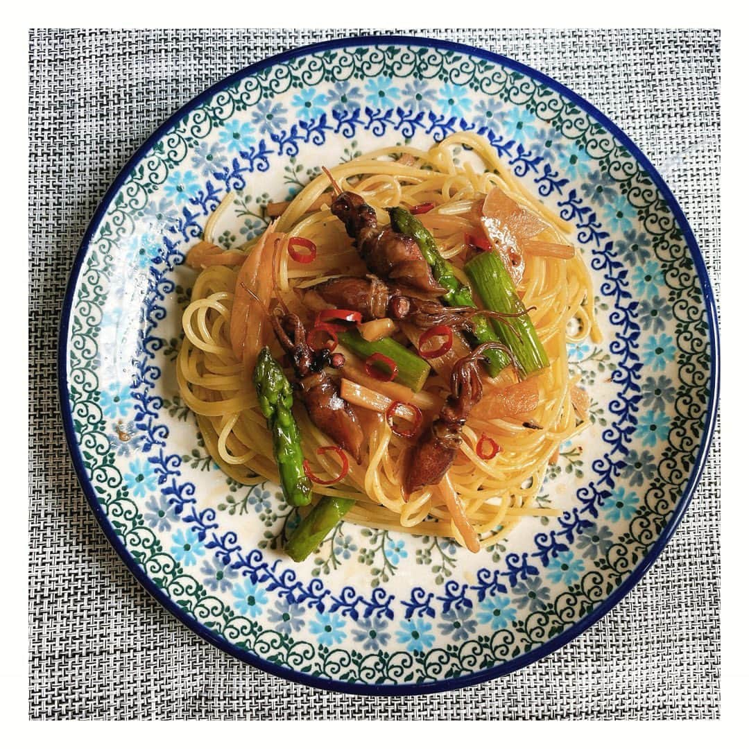 平原歩のインスタグラム：「＊ホタルイカのペペロンチーノ＊  ニンニクスライスしてオリーブオイルで色がつくまでぐつぐつ。色ついたら唐辛子入れてホタルイカいれて(ここで出汁でておいしい)塩胡椒いれてパスタの茹で汁入れてパスタ入れて混ぜて塩でちょうせいしてできあがり (雑)  需要あったら丁寧にわかりやすくかきます！  #ホタルイカ#ホタルイカのペペロンチーノ#ペペロンチーノ#料理#レシピ#ディナー#ランチ#夕飯#献立#カフェ#おうち時間」