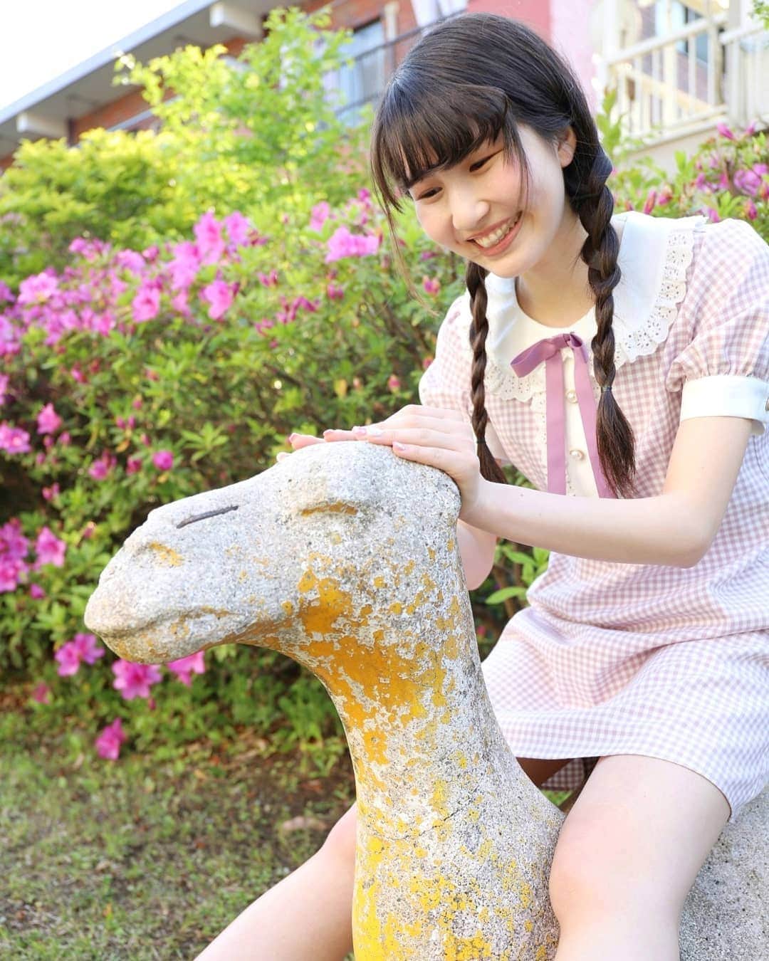 のインスタグラム：「🐫👧 母に撮ってもらった写真 #ポートレート#ポートレート撮影#ポートレート好き#ポートレート女性#ポートレート女子部#ポトレ女子#カメラガール#カメラのある暮し#写真好きな人と繋がりたい#アンクルージュ#公園#igersjp#instagood#instagramjapan#camera#portrait#canon#team_jp_東#team_jp_#ig_photo#6dmark2」