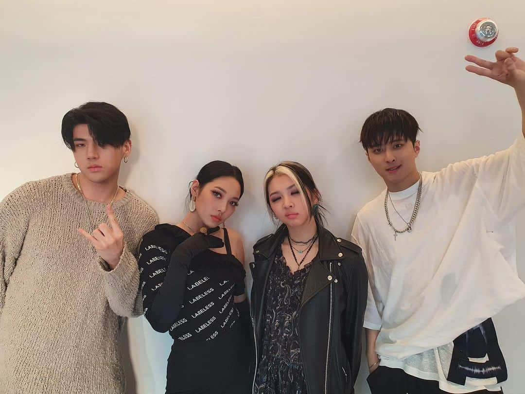 K.A.R.Dさんのインスタグラム写真 - (K.A.R.DInstagram)「[#KARD] 히든카드가 뽑아준 KARD의 히든트랙 곡은 무엇일까요❓ 잠시 후 9시 히든트랙2에서 확인해주세요❤️ Seezn 앱에서 생중계되니까 놓치지 마세요😘 . #BM #JSEPH #SOMIN #JIWOO #Seezn #히든트랙2」4月29日 20時24分 - official_kard