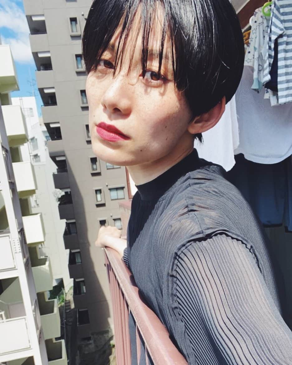 平山奈美のインスタグラム：「どこで撮っても生活感🤳 .  #お家時間 #生活感 #ベランダ #ショートカット #ショートカット女子 #男の子ママ #新米ママ #セルフィー #stayhome #stayhomestaysafe #homeselfie」