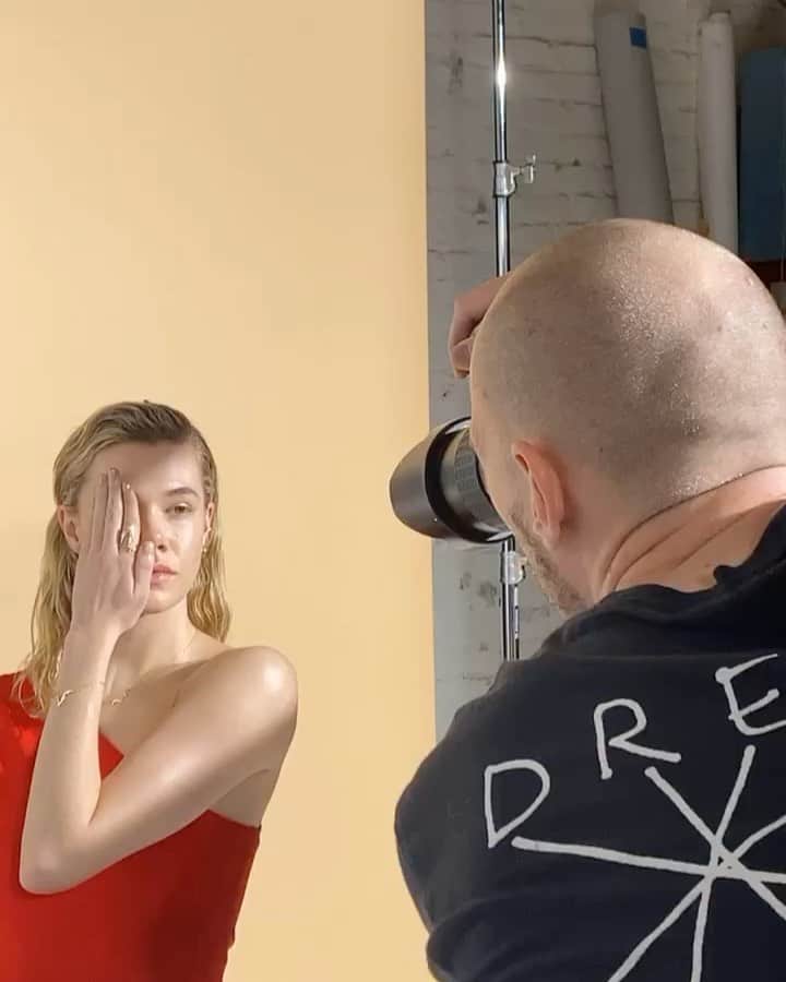 稲木ジョージのインスタグラム：「Things I miss is creating beautiful contents 🥺📸 Little throwback in February shooting @milamorejewelry Kintsugi campaign with @shannonnadj @goshapavlenko and @tobeconfirmed.studio in Berlin 💞 友達に会えないのも寂しいけど、自分のアイデアを具現化させて広告を撮影するのも恋しいな🥵 これは、２月にミラモアのKINTSUGIコレクションの撮影をベルリンでしたときの様子📸次はどんな作品を撮ろうかな🥰🥴」
