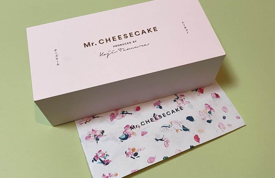 夏焼雅さんのインスタグラム写真 - (夏焼雅Instagram)「お取り寄せで大人気の『Mr. CHEESECAKE』🧀🐄﻿ ﻿ @mr.cheesecake.tokyo  写真のこちらはチーズケーキブランド誕生2周年を記念した春限定フレーバー「Mr. CHEESECAKE sakura Ichigo milk」🌸🍓🍼﻿ 桜の花の塩漬けが入ったケーキなんて初めて食べました♡﻿ 塩気のあるソース×チーズの組み合わせとっても美味しかったです🥰﻿ いちごのピューレでほんのり桜色になったケーキとってもかわいかったなぁ〜🌸﻿ (※現在はノーマルチーズケーキのみかも🧀)﻿ ﻿ ﻿ ちなみに購入方法は公式LINEからのみ購入可能で、﻿ 事前に友だち追加をしてないと買えないので、﻿ ぜひ登録してみてくださいね✨﻿ ﻿ パッケージがオシャレでかわいいし、中に入ってる説明書まで素敵なの✨﻿ 期間限定があったりもして、毎回ドキドキワクワクしてます❤️﻿ 毎週日曜と月曜の朝10時〜販売スタートで、割とすぐSOLD OUTになってしまうので、早起き頑張ってください‼︎笑　﻿ 私は何度も買えなかった経験ありなので…🤫💦﻿ ﻿ ﻿ 5月10日（日）は 母の日💐﻿ お母さんにどんな風に日々の感謝を伝えるかもう決まってる？💭﻿ 私は、チーズケーキと共に普段伝えられない感謝の気持ちを手紙にして贈りたいなって思ってるの💌🥰﻿ ﻿ 母の日どうしよ〜。🥺ってまだ悩んでる方いたら、 ﻿ Mr. CHEESECAKE Mother’s Dayキャンペーン(さっきサイト見てたら書いてあった♡)実施中みたいなのでおすすめですよ❤️﻿ ﻿ #mrcheesecake﻿ #MrCHEESECAKE﻿ #春ミスチ #おうち時間﻿ #🧀﻿ #🐄﻿ ﻿」4月29日 20時27分 - miyaaa0825
