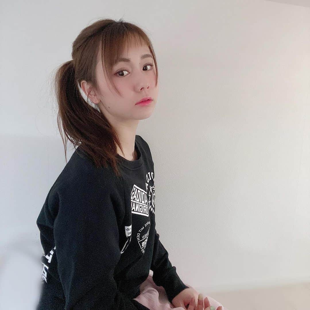 のインスタグラム：「﻿ ﻿ ﻿ もう、夏やん！ってくらい暖かい1日っ🦖 そんな今日は、またまたスムージー作ってた🍹﻿ だって、フルーツと牛乳をミキサーに入れてスイッチ押すだけでできるねんで🤭👏🏻👏🏻もっと、早くからあなたと出会っていたかった🤦‍♀️が、しかし、、、フルーツの皮をむいてたらまさかの手を…🥺みんなも、お料理するときは気をつけてね！﻿ ﻿ ﻿ ほんでもって、アイメイクだけして一人撮影会📸笑っ﻿ 髪の毛ボサボサなのは気にせんといてくださいな。﻿ 長袖は少し暑かったや😌💫﻿ ﻿ ﻿」
