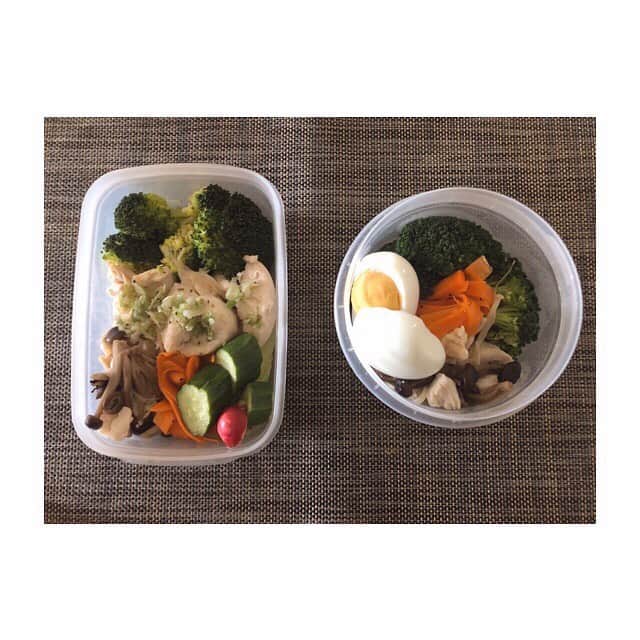 みのり(26)＠東京 ダイエットのインスタグラム：「🎀 #夜勤 🍴#今日のお弁当 . ブロッコリー ささみネギ塩 キャロットらぺ きのこ炒め . 右のは朝分( ‾ω‾ )👍 . . 夜勤はリセットごはん✨ . . ◉ライザップ公認の紹介アンバサダーです。 〜紹介特典で、5万円分お安く入会できます〜 . . ▶︎全国どの店舗でもOK ▷２週間のトライアルコースもあります(^_^)/ ▶︎カウンセリング予約前にご連絡ください . ◎入会やカウンセリングをお考えの方、 ご質問なども、DM✉️ください。 . ★トレーニング見学もできます★ . 📺RIZAP TVCM出演 🏅RIZAP BMG ファイナリスト2017.2018 . #rizap #ライザップ . #ダイエット #diet #ダイエット日記  #instadiet #ダイエット仲間募集 #ダイエッター #公開ダイエット #食べて痩せる #糖質制限 #お弁当 #弁当 #ダイエット弁当  #自分弁当 #糖質オフ #晩御飯 #dinner #夜ご飯 #夕食 #夜ごはん  #低糖質 #糖質制限 #夜勤弁当 #看護師」