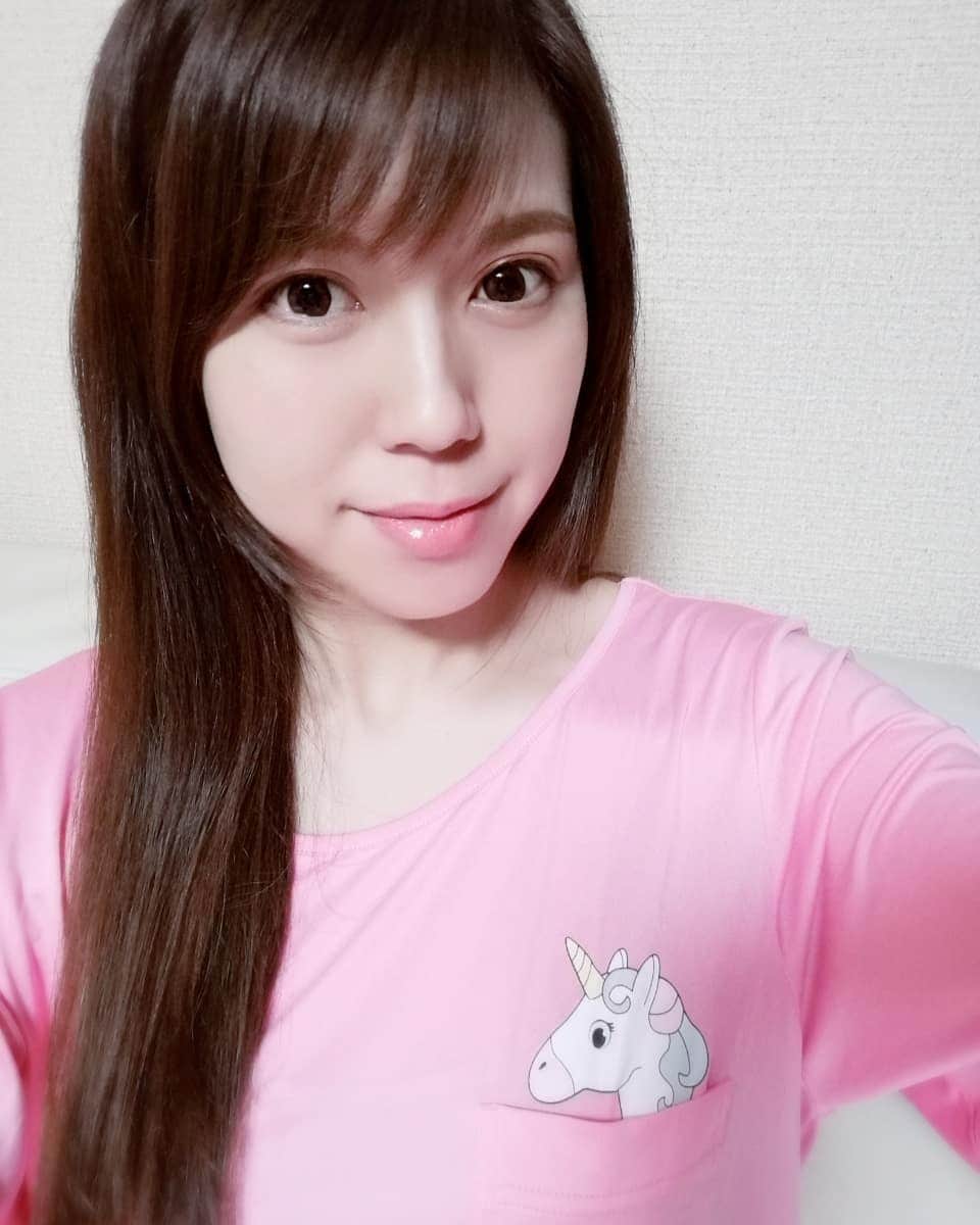 のインスタグラム：「胸ポケットにペガサス飼うみたいな🎠パジャマ · #部屋着 シリーズ🎠外では着ないぉピンク · 動物占いはペガサスじゃない🎠 · 間違えた🤢ユニコーンでした🦄コメントありがとうございます🎉(下のズボン今度載せる時にはユニコーンて書くね🦄) · · · · #瀬戸マドカ #ルームウェア #パジャマ #週1 #メイク #ノルマ #ワンマイルウェア #ナチュラルメイク #ペガサス #おうち時間 #お家で過ごそう #おうちで過ごそう #お家大好き #ユニコーン #家着 #ゆるt #ずぼら #楽ちんコーデ #家で過ごそう #家系 #stayhome #madokaseto #japanesegirl #homewear #goodnight #sweetdreams #roomwear #naturalmakeup」