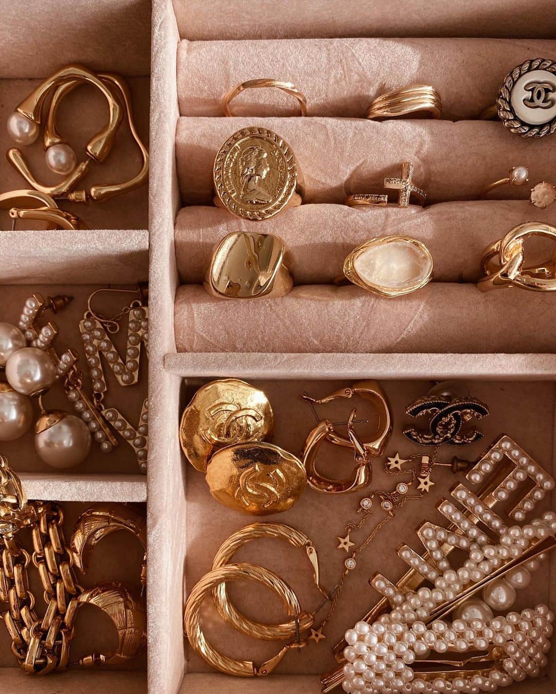 梯真奈美さんのインスタグラム写真 - (梯真奈美Instagram)「今日はアクセサリー整理したよ💍  ジュエリーボックスに入りきらない アクセがいっぱい🤯 #jewelrybox」4月29日 20時39分 - official_manami