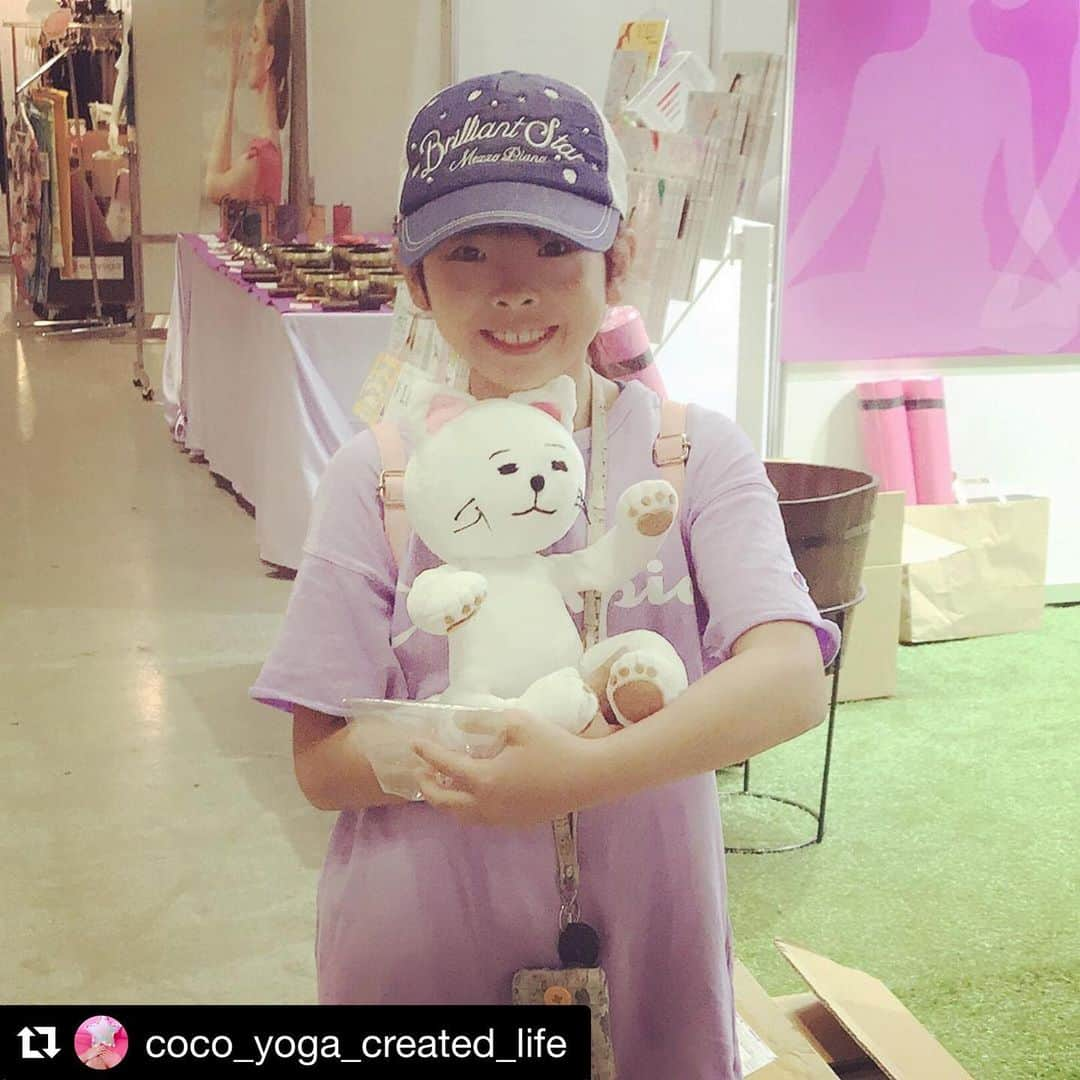 ヨガジャーナル日本版さんのインスタグラム写真 - (ヨガジャーナル日本版Instagram)「@coco_yoga_created_life さん、ニャンティとのかわいいコラボ写真、ありがとうございます💓 お嬢さんと楽しい#おうち時間 を過ごしてくださいね！ #ヨガでつながろう  @nyanti_yogacat  #Repost @coco_yoga_created_life with @get_repost ・・・ 自粛期間に子供の写真の整理📸 最近はアプリが色々やってくれるので助かります👏 そろそろフォトBOOKでも作ろうかと思います😌✨ 去年のヨガフェスの写真🧘‍♀️ 毎年子供と楽しみにしているイベントの１つ✨ 外で気持ちよくヨガができる日が早く来てくれるといいな😆 ムスメの大好きなニャンティと2ショット😍 ムスメはニャンティが好きだからヨガをしている気がするw  何にしても一緒にヨガをして、楽しみを共有出来る子供達で母はうれしいです🌈✨ 何気ない日常に感謝🙏✨ #ヨガ　#日常に感謝  #おうち時間  #ヨガでつながろう  #ニャンティ　#ヨガフェス　#子供とヨガ　#フォトブックつくろうかな　#ヨガジャーナルブース　#猫好き」4月29日 20時43分 - yogajournal_japan