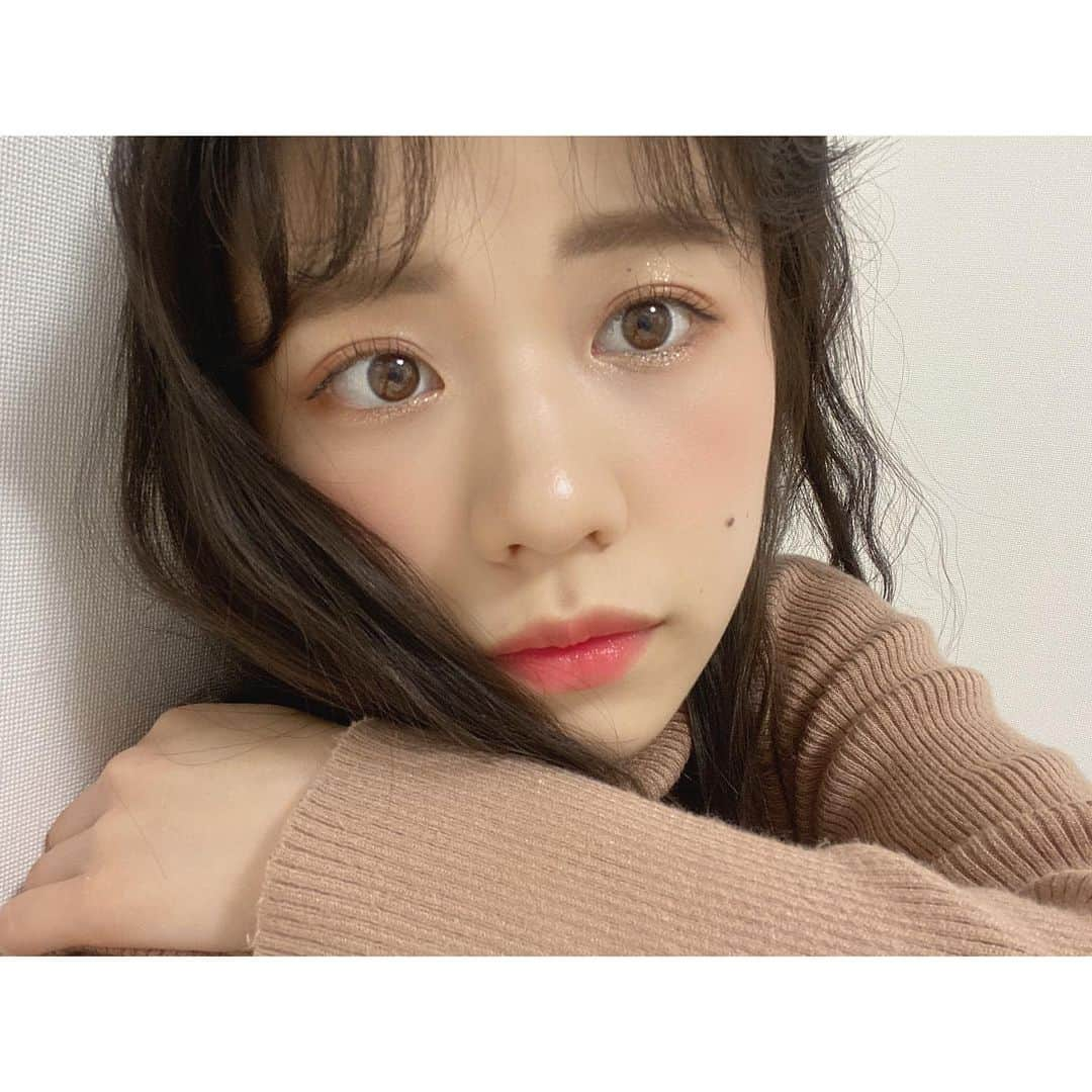 鳴海寿莉亜さんのインスタグラム写真 - (鳴海寿莉亜Instagram)「🐈♡ 何もない日にヘアメイクで遊ぶのがスキッ 皆さんはなにがスキですか？ ・ ・ ・ #おうち時間 #うちで過ごそう #stayhome #オルチャンメイク #pink #makeup #japanese #idol #followme #instagood #얼짱메이크 #아이돌 #좋아요 #셀카 #고마워요 #팔로우미 #좋아요꾸욱 #happy」4月29日 20時46分 - juria_narumi.official