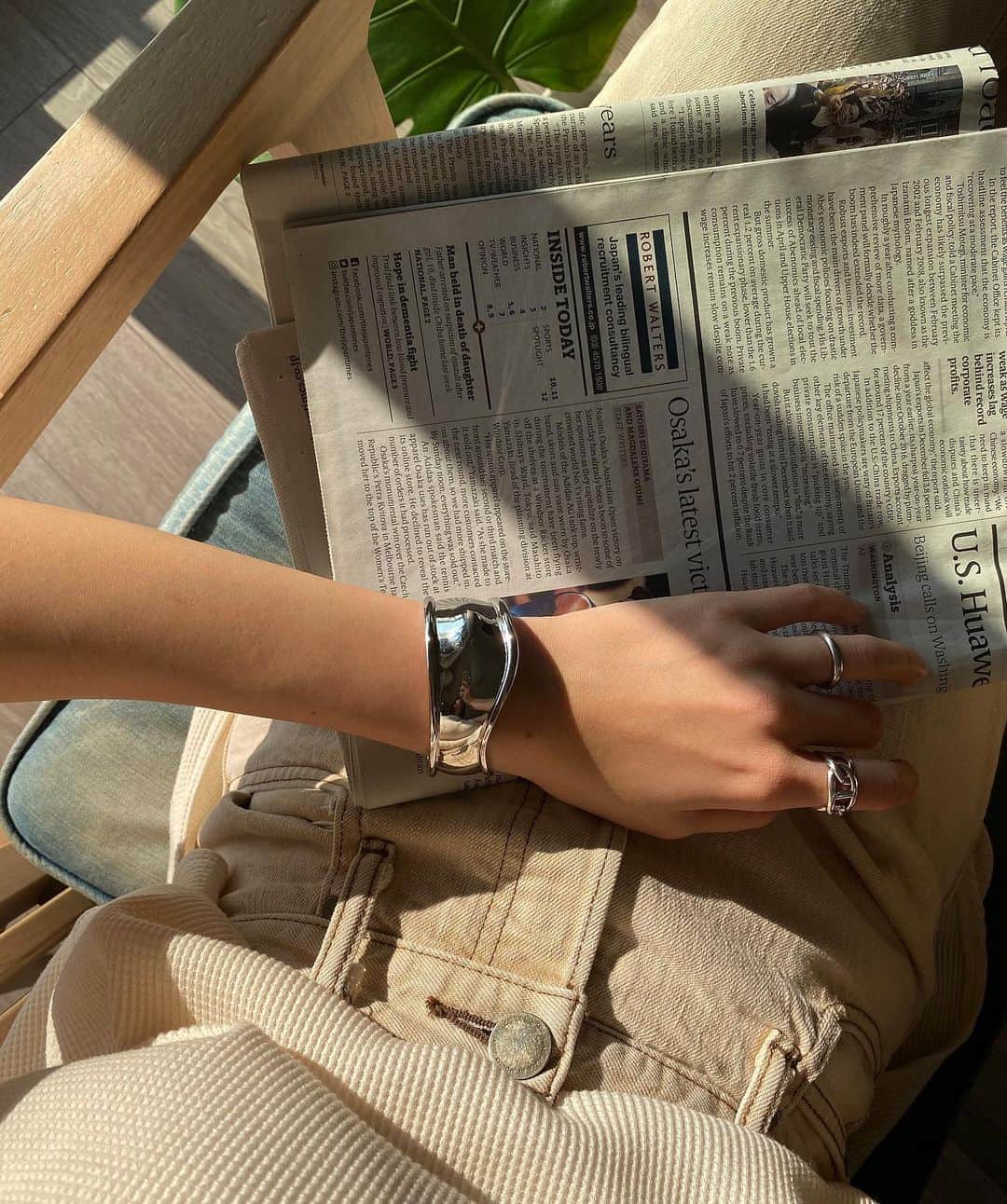 美生のインスタグラム：「#stayhome﻿ ﻿ ﻿ 次女がお昼寝をして﻿ 長女がパパとお散歩に出かけてる﻿ 1時間くらいの1人時間は﻿ 夕飯の支度をして﻿ このお気に入りポジションで﻿ 録画してたドラマを鑑賞♡﻿ ﻿ 今夜は何か映画みたいな🎬﻿ ﻿ ﻿」