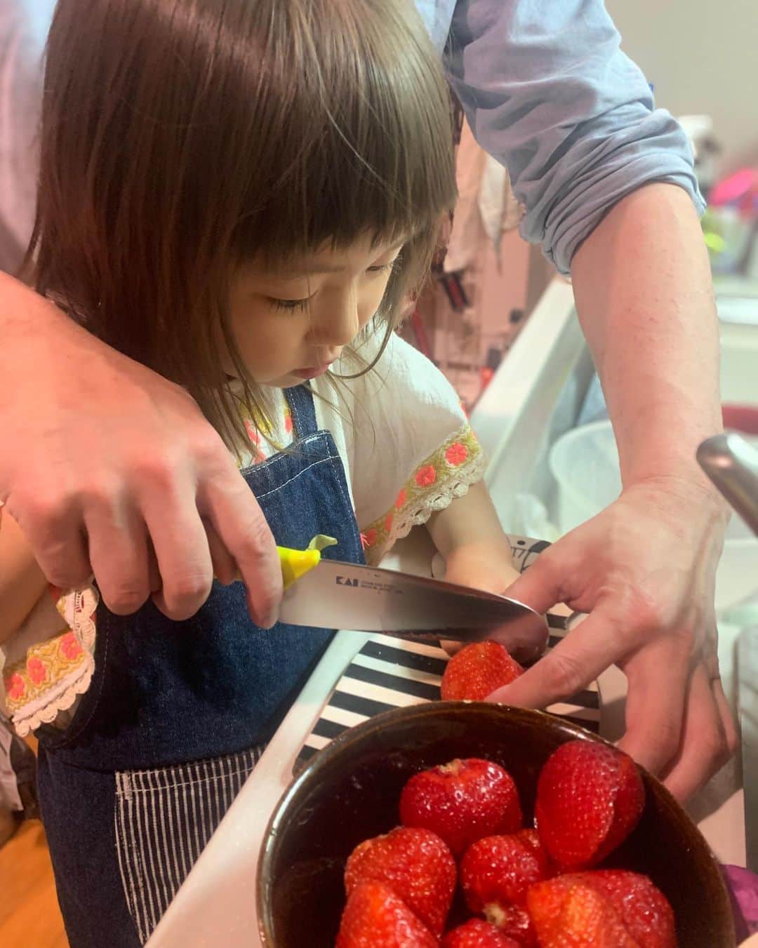 坂本美雨さんのインスタグラム写真 - (坂本美雨Instagram)「フルーツサンドをつくる父娘。 とーさんは若い頃バイトで生クリームを泡だててたらしく、 （電動あるよと伝えてなかったので） 手動でがんばっていた。 . #今日のなまこちゃん #stayhome  #cooking  #4歳9ヶ月」4月29日 20時47分 - miu_sakamoto