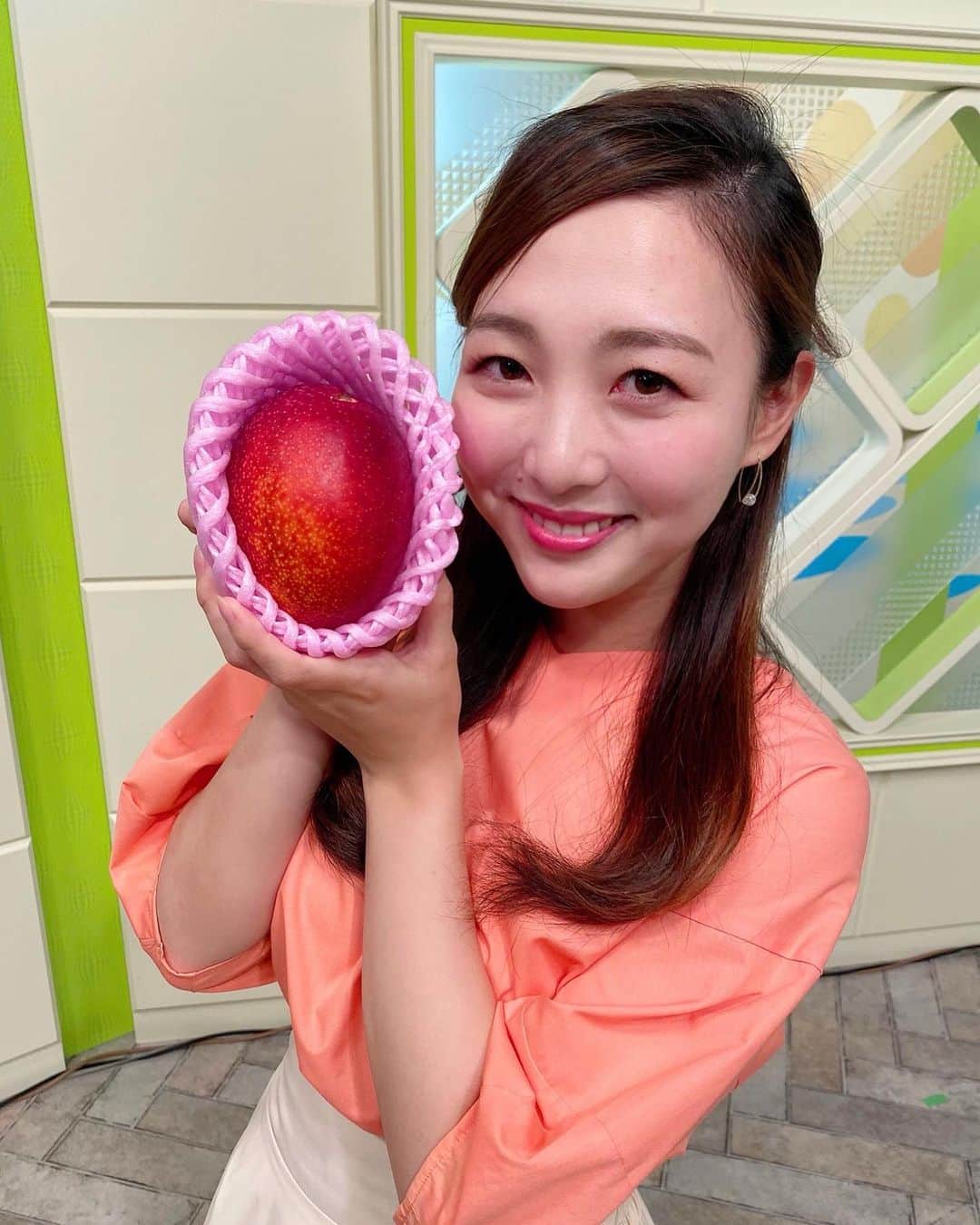 清水玲さんのインスタグラム写真 - (清水玲Instagram)「・ ・  みなさん📣 今日から始まったキャンペーンご存知でしょうか？？ その名も！ 「ゴールデンウィークにラジオを聴いて『マンゴー』をゲットしよう」キャンペーンです😆🥭 ・ ・  今日から5月6日までの期間 MRTラジオの対象番組でキーワードが発表されます♪ 番組内で電話をつなぎ、キーワードをお答えできれば 『マンゴー』ゲットです😆✨ ・ ・  私が明日担当する「スイッチ音Time♪」も対象です！ いつものメッセージと合わせて、 ぜひぜひご応募下さいね💓 ・ ・  ちなみに…明日のメッセージテーマは 『憧れ』です！ 皆さんの憧れの人・もの・場所 色々教えてください💌 ・ ・ ・  完熟マンゴーをゲットできる ラッキーな方はどなたなのか？！ 電話でお話できるのも楽しみにしています🥰 ・ ・ ・  #宮崎#宮崎放送#mrt #スイッチ音タイム#ラジオ#プレゼント #キャンペーン#完熟マンゴー#マンゴー #radio#music#message##present#mango#miyazaki」4月29日 20時57分 - mrt.shimizu