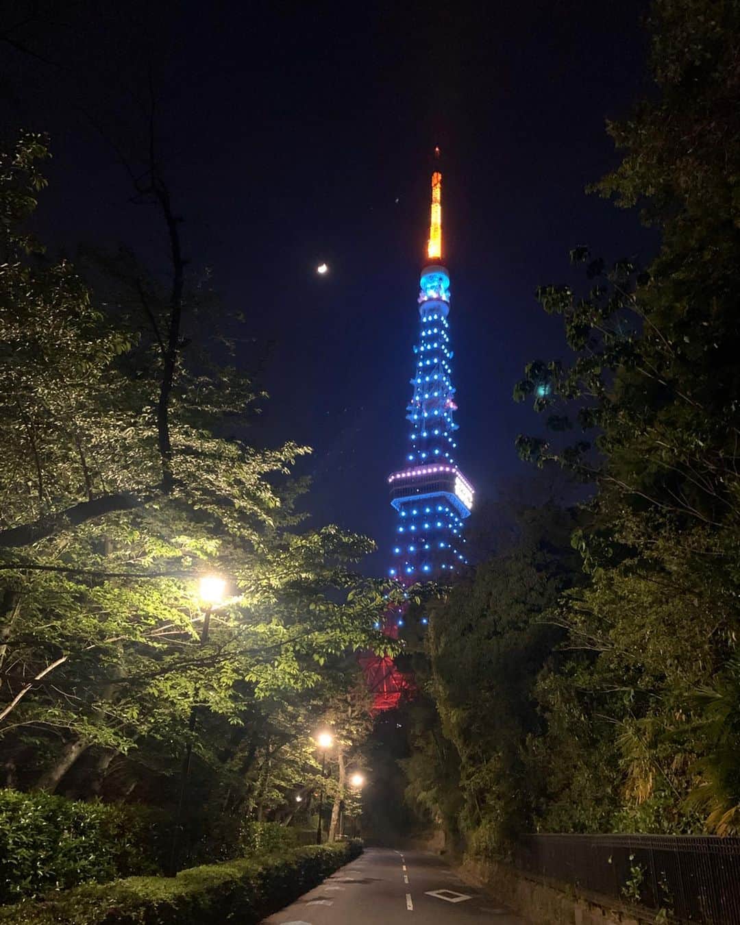 のインスタグラム：「・ ・ 久々に、多分1ヶ月以上ぶりに19時以降にお家の外に出た ガスコンロの電池が無くなり、外に出たら空気が気持ち 良くて少し先のコンビニまで  歩いているとタワーが綺麗で吸い寄せられて 何か文字が書いてあると思い近くまでいくと…『ARIGATO』と(3枚目)  たぶんだけど…医療従事者含む働いているひとたち そしてstayhomeをしているひとたちみんなに対しての『ARIGATO』ではないかと受け止った  久々に夜のタワーの写真 そこには半月になりそうな月が輝いていた 気持ち良くてずっとずっとそこに居たいと思ったけれど タワーを背にすぐ戻った  タワー🗼からの粋なメッセージが響いたからシェアします PS...遠くからわざわざ見に行かないでね🙏🏻 ・ ・ #life #東京タワーからのメッセージ #ARIGATO #慈恵医大の方を向いているのは偶然？ #さすが東京のシンボル #🗼 #stayhome #staysafe」