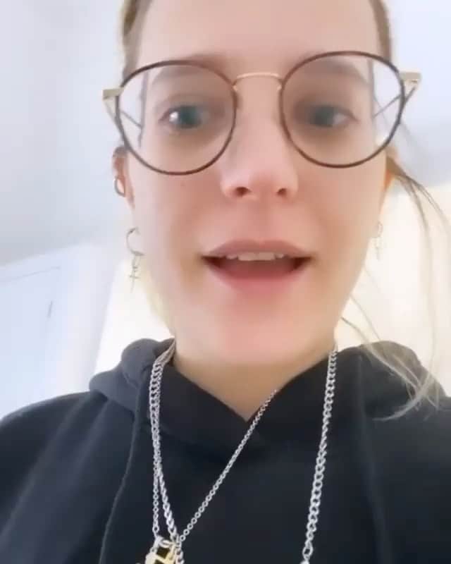 マリオン・コティヤールのインスタグラム：「Idole  #repost @marie_papillon_ ・・・ J’comprends pas moi j’ai pu continuer de voir mes potes」