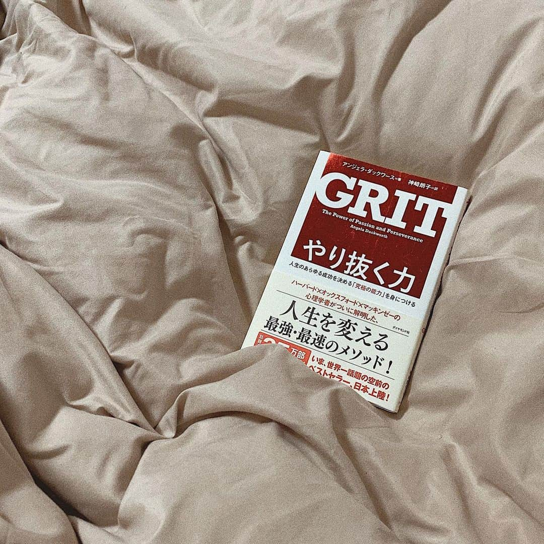 HISANAさんのインスタグラム写真 - (HISANAInstagram)「最近読み出した本📕 難しいけん、なかなか進まず…笑笑  #GRIT  毎日本を読む時間を作るようにしています📖 おすすめの本があれば、ぜひ教えてください☺️」4月29日 20時53分 - hisana22