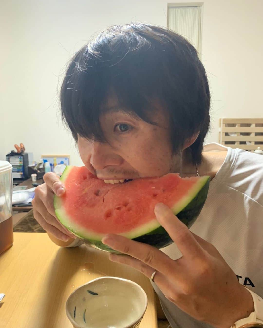 のインスタグラム：「淳子さん(義母)からスイカとメロンをいただいたので今日はスイカを食しました🍉 デカい。甘い。美味しい。最高。感謝感謝。🙇‍♂️ にしても、ほとんど外出しないし外出してもマスクしてるので、髪も髭も伸びまくっています。笑  このところ悪いニュースが多いですが、明るい未来のために、いまはいろいろなことを我慢すべき時ですね。 やってはいけないことはとにかくやらない、そしてやれる範囲でやれることを。」