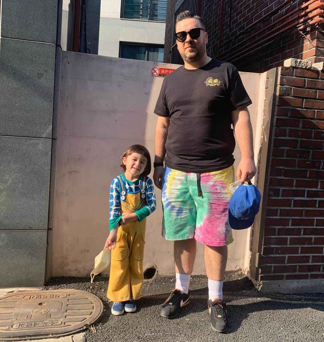 サム・ハミントンのインスタグラム：「Just a quick snap after we got our haircut. But boy is William an entertainer!  머리 하고 나서 한컷.. 근데 윌리엄은 진짜 재밌는 친구네!」