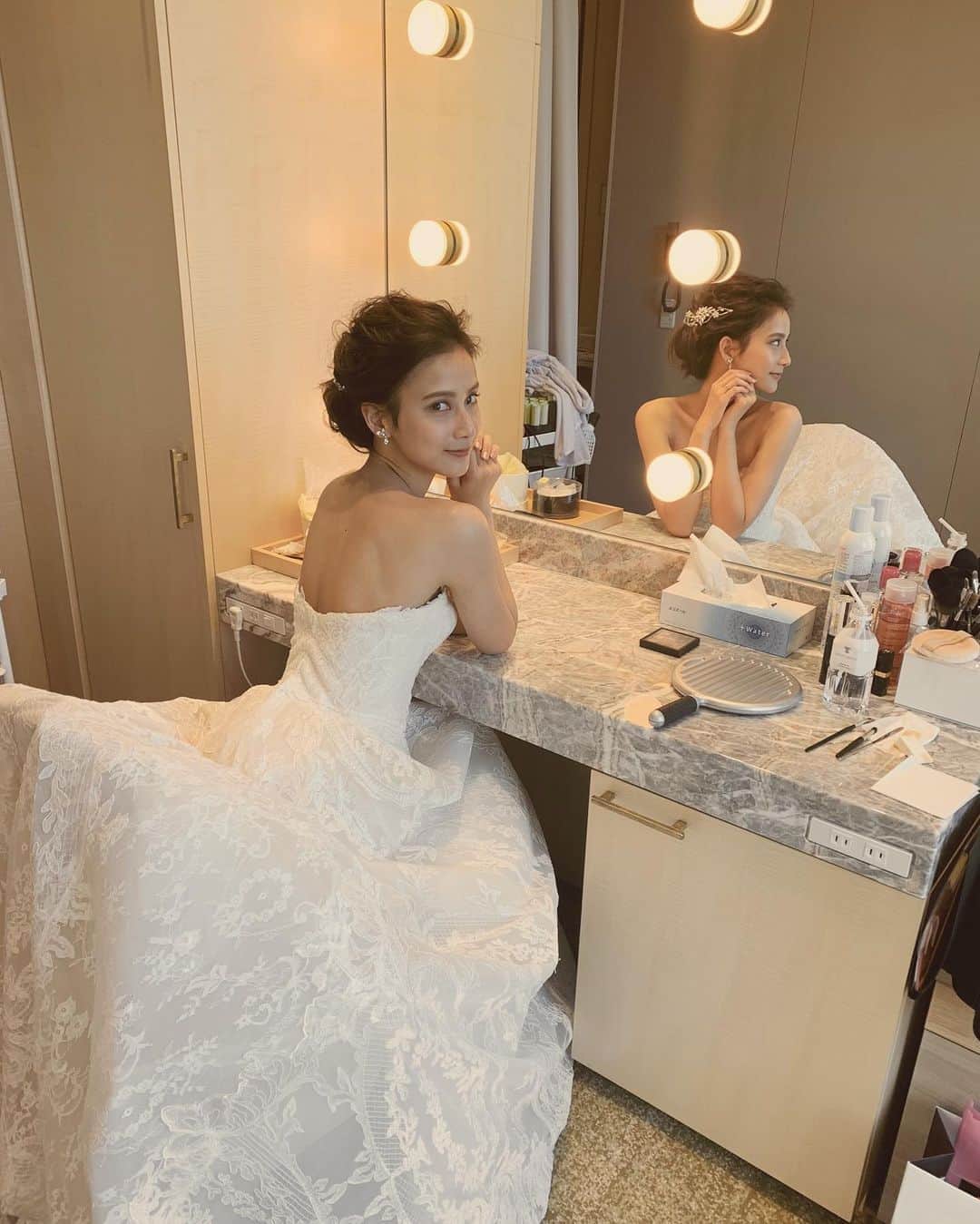 小屋春菜のインスタグラム：「結婚式の写真見返して幸せな気持ちだ🕊 とっても楽しかったなぁー #東京　#結婚式　#wedding  #weddingdress #hatsukoendo  #東京會舘」
