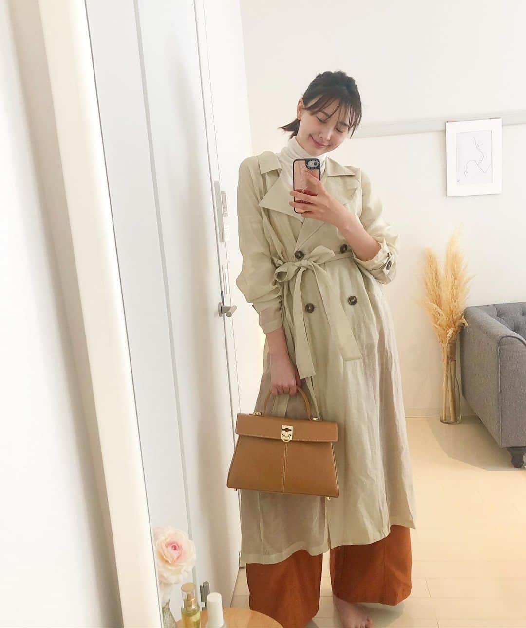 のインスタグラム：「この @isook_official シアートレンチめっちゃお気に入りっ😊❣️ 早く色んなところお出かけしたいなぁ〜☀️🌈 ・ ・ ・ インナー... @isook_official  シアートレンチ... @isook_official  パンツ... @stylings_official  バック... @cafune.official ・ ・ ・ #おうち時間 #stayhome #isook #isookstyling #cafuné #cafune #シアートレンチ #シアートレンチコート #トレンチコート #韓国インテリア #韓国部屋風 #韓国雑貨 #韓国イラスト#ていねいな暮らし #丁寧な暮らし #シンプルな暮らし #シンプルライフ#一人暮らしインテリア#シンプルインテリア#ホワイトインテリア」