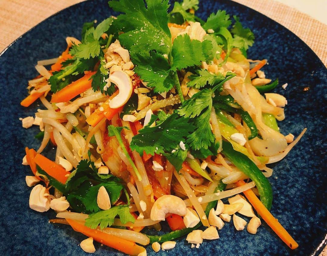 西園みすずのインスタグラム：「パクチーとナッツの野菜炒め . たまに食べるパクチー 最高でっす！ . #料理 #おうちご飯 #おうち時間 #料理好き #パクチー #エスニック料理 #みすずご飯」