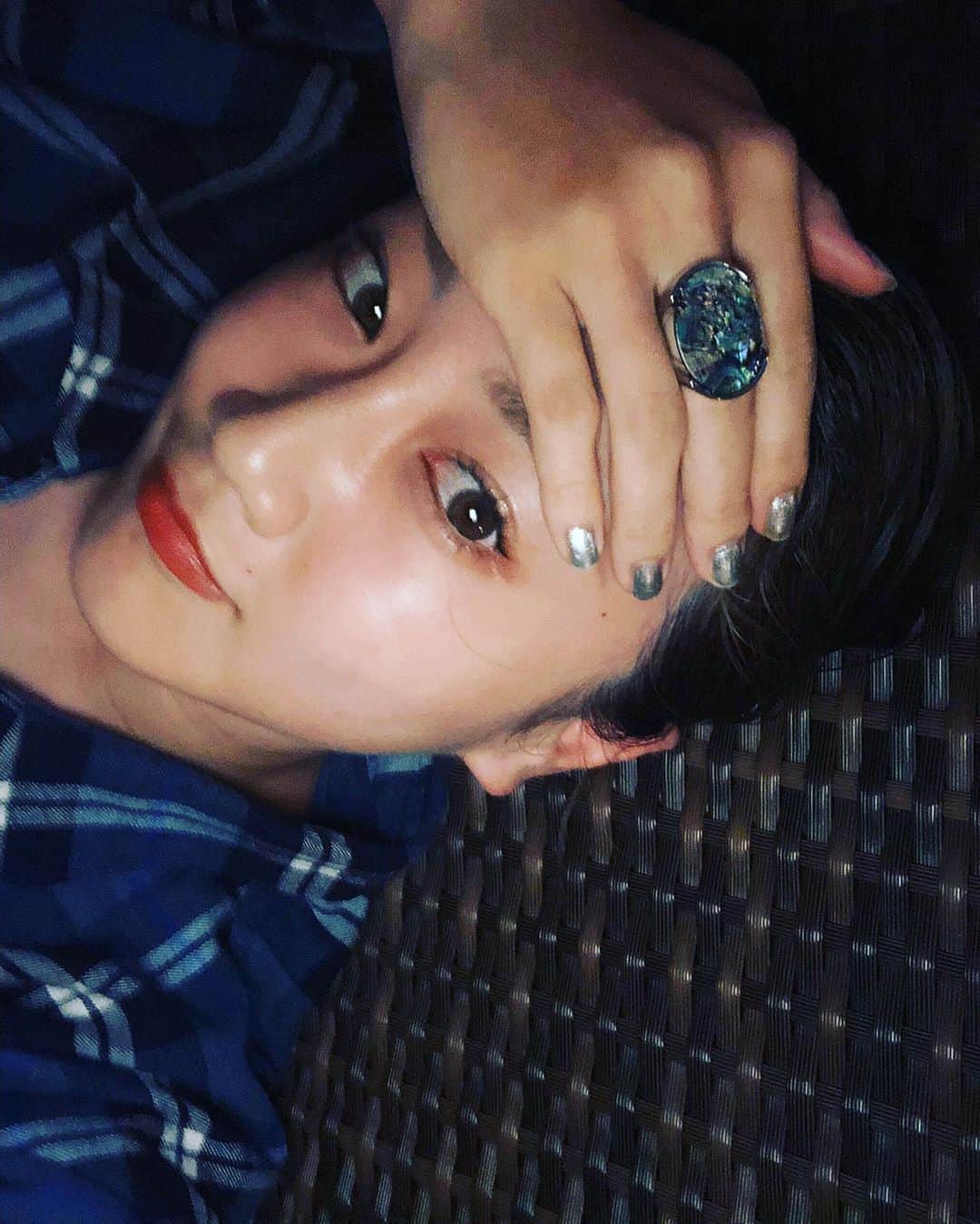 樹麗のインスタグラム：「〜沖縄旅行記〜 #GWはお家にいよう  お気に入りのアクセを見つけて すんごいご機嫌だなー🦧  #💍#🐚 #沖縄土産 #いや顔ちか #ご機嫌すぎる #ひとつごひゃくえん #ちょいとサイズ大きいけど #そういう時はダブル付け」