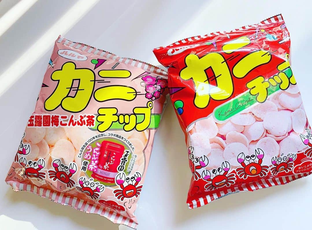 のインスタグラム：「ㅤㅤㅤㅤㅤㅤㅤㅤㅤㅤㅤㅤ ㅤㅤㅤㅤㅤㅤㅤㅤㅤㅤㅤㅤ 私の一番好きなスナック菓子#カニチップ ㅤㅤㅤㅤㅤㅤㅤㅤㅤㅤㅤㅤ 東海エリアしか販売していないので、三重に帰ったら買って東京に持っていきます。笑 ㅤㅤㅤㅤㅤㅤㅤㅤㅤㅤㅤㅤ スナック菓子はもらったら食べるけど、自分で買うのはこれと、たま〜〜にポテチ ◡̈︎ ㅤㅤㅤㅤㅤㅤㅤㅤㅤㅤㅤㅤ　 ㅤㅤㅤㅤㅤㅤㅤㅤㅤㅤㅤㅤ 今は三重に帰れないので、おうち時間を楽しむお菓子を、愛知に住むいとこが送ってくれました！ 優しい〜٩( ᐛ )و ㅤㅤㅤㅤㅤㅤㅤㅤㅤㅤㅤㅤ ㅤㅤㅤㅤㅤㅤㅤㅤㅤㅤㅤㅤ 右の赤色パッケージが定番で、ピンクパッケージは初めて見た！ ㅤㅤㅤㅤㅤㅤㅤㅤㅤㅤㅤㅤ 梅こんぶ茶とコラボ‼︎‼︎ 絶対美味しいやつじゃん。笑 最高すぎるよ！ ㅤㅤㅤㅤㅤㅤㅤㅤㅤㅤㅤㅤ 東京に来て、初めてローカルスナックと知ったカニチップ。 凄い人気のお菓子なんだけどな〜 ㅤㅤㅤㅤㅤㅤㅤㅤㅤㅤㅤㅤ 口の中に入れると舌にひっついて、溶けていく。 そして、カニパウダーがやみつきになる味で、気付いたら無くなってる… 小さい時から大好きで、懐かしくなるお菓子です^ ^ ㅤㅤㅤㅤㅤㅤㅤㅤㅤㅤㅤㅤ ㅤㅤㅤㅤㅤㅤㅤㅤㅤㅤㅤㅤ  ㅤㅤㅤㅤㅤㅤ ㅤㅤㅤㅤㅤㅤㅤㅤㅤㅤㅤㅤㅤㅤㅤㅤㅤㅤㅤㅤㅤㅤㅤㅤㅤㅤㅤㅤㅤㅤㅤㅤㅤㅤㅤㅤㅤㅤㅤ ㅤㅤㅤㅤㅤㅤㅤㅤㅤㅤㅤㅤ  ㅤㅤㅤㅤㅤㅤㅤㅤㅤㅤㅤㅤㅤㅤㅤㅤㅤㅤㅤㅤㅤㅤㅤㅤ ㅤㅤㅤㅤㅤㅤㅤㅤㅤ ㅤㅤㅤㅤㅤㅤㅤㅤㅤ ㅤㅤㅤㅤㅤㅤㅤㅤㅤㅤㅤㅤㅤㅤㅤㅤㅤㅤㅤㅤㅤㅤㅤㅤㅤㅤㅤㅤㅤㅤㅤㅤㅤㅤㅤㅤ  ㅤㅤㅤㅤㅤㅤㅤㅤㅤㅤㅤㅤㅤㅤㅤㅤㅤㅤㅤㅤㅤㅤㅤㅤ ㅤㅤㅤㅤㅤㅤㅤㅤㅤㅤㅤㅤㅤ  ㅤ ✧︎*⑅୨୧┈┈┈┈୨୧⑅* ❁︎⑅୨୧┈┈┈┈୨୧⑅✧︎*。 #伊勢志摩アンバサダー#尾崎ななみ#おうち時間#ローカルスナック#岐阜#ハル屋#スナック菓子#玉露園梅こんぶ茶#おうち時間を楽しむ#stayhome」