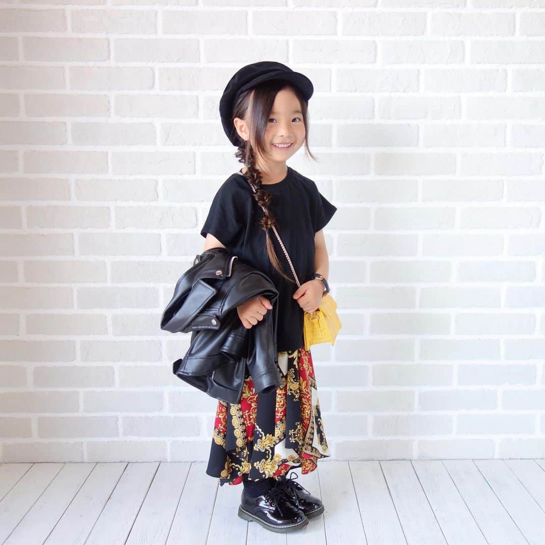Saraさんのインスタグラム写真 - (SaraInstagram)「. coordinate♡ . スカーフ柄のスカートを主役に blackなladyコーデ🖤👠 . ミニバッグはサラサイズで お気に入り💛 . きょうの #おうち時間 は、 しゃぼん玉と なわとびのれんしゅう💮 . #ootd #kids #kids_japan #kids_japan_ootd #kjp_ootd #kidsfahion #kidscode #kidsootd #kidswear #キッズコーデ #キッズファッション #インスタキッズ #スカーフスカート #ミニバッグ #zarakids #branshes #jeanasis #sesto」4月29日 21時09分 - sarasara718