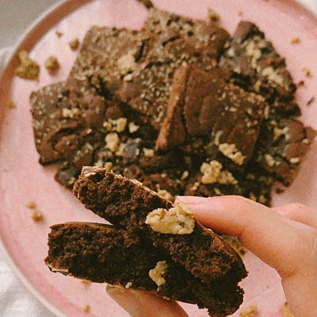 LINA（吉村リナ）さんのインスタグラム写真 - (LINA（吉村リナ）Instagram)「VEGAN ✖️GLUTEN FREE ACUAFABA BROWNIES 🍫💝（read below for the English ver.） ⠀⠀ 【ひよこ豆の煮汁で作る!! Vegan生クリームのGFブラウニー】の作り方をアメブロに詳しく書きました🍪🌙 ⠀⠀ 毎日の料理やお菓子作りに少しでも ＋Loveしてみてください💕 Hope you like it!! ⠀⠀ ーEnglishー I shared the recipe on my Ameba blog 🌹But since all my recipes are written in Japanese, I receive messages that you guys can’t understand...🙇‍♀️ So pls feel free to copy the text and use google translator to get the recipes understandable in your language 😉🙏🌹 ⠀⠀」4月29日 21時09分 - lina3336