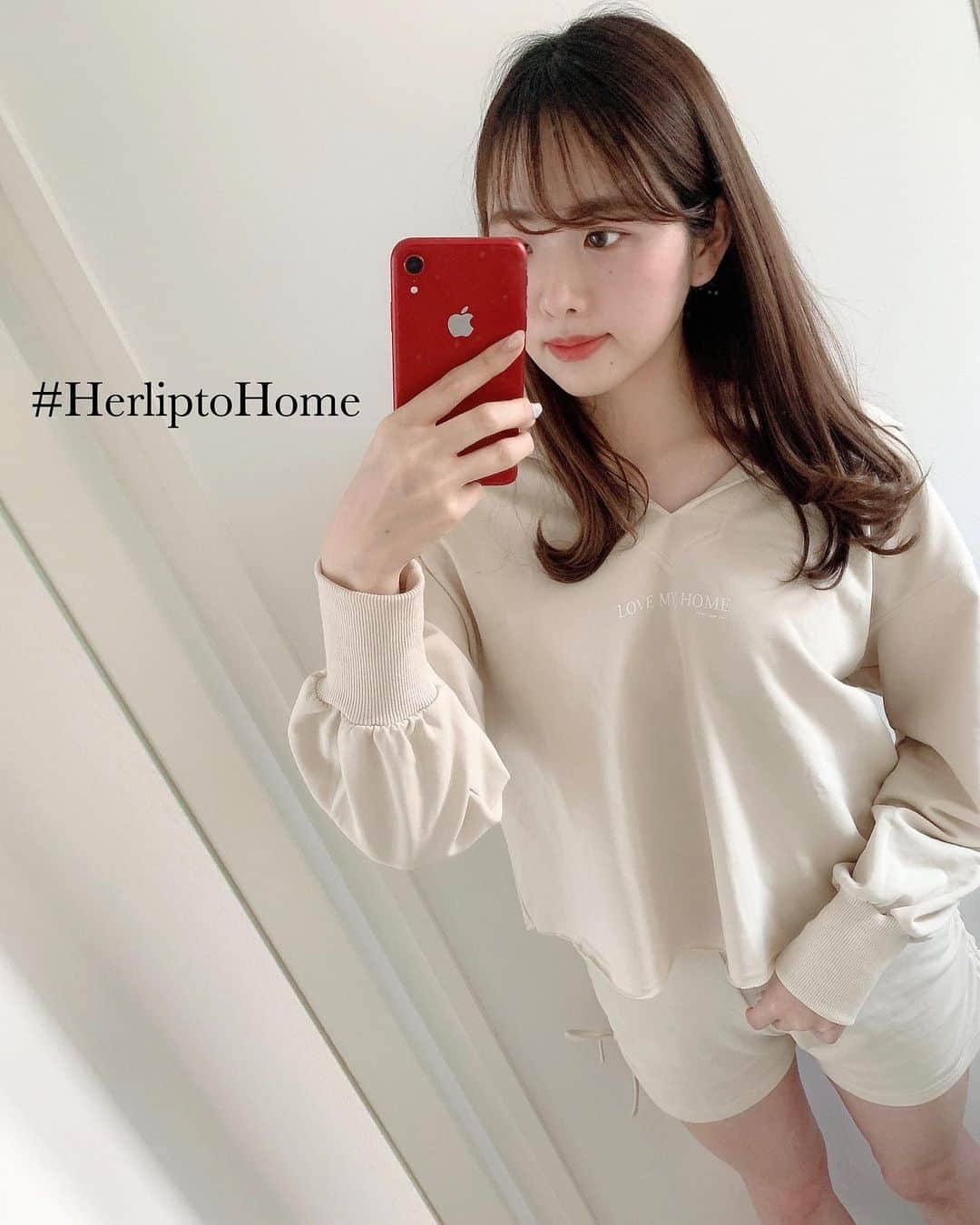 SHIHORINのインスタグラム：「𓂃ᤢ﻿ ﻿ #HerliptoHome ♡﻿ ﻿ Cozy Hoodie Set💋さっそく着てみた♡﻿ ﻿ すぐ届いて嬉しい〜☺️🌷﻿ ﻿ 着心地良いしリラックスできて最高♡﻿ おうち時間も可愛いルームウェア着て気分あげよ🥰﻿ ﻿ 運動不足すぎるから﻿ 最近は足痩せと腹筋を地味に頑張ってる🥺﻿ 引き締まった体になりたい〜💭﻿ ﻿ ﻿ #herlipto #lovemyhome #roomwear #stayhome #stayhomestaysafe #hoodie #hoodiestyle #ルームウェア #部屋着 #セットアップ #おうち時間 #おうちコーデ #小嶋陽菜 #こじはる #にゃんにゃん」