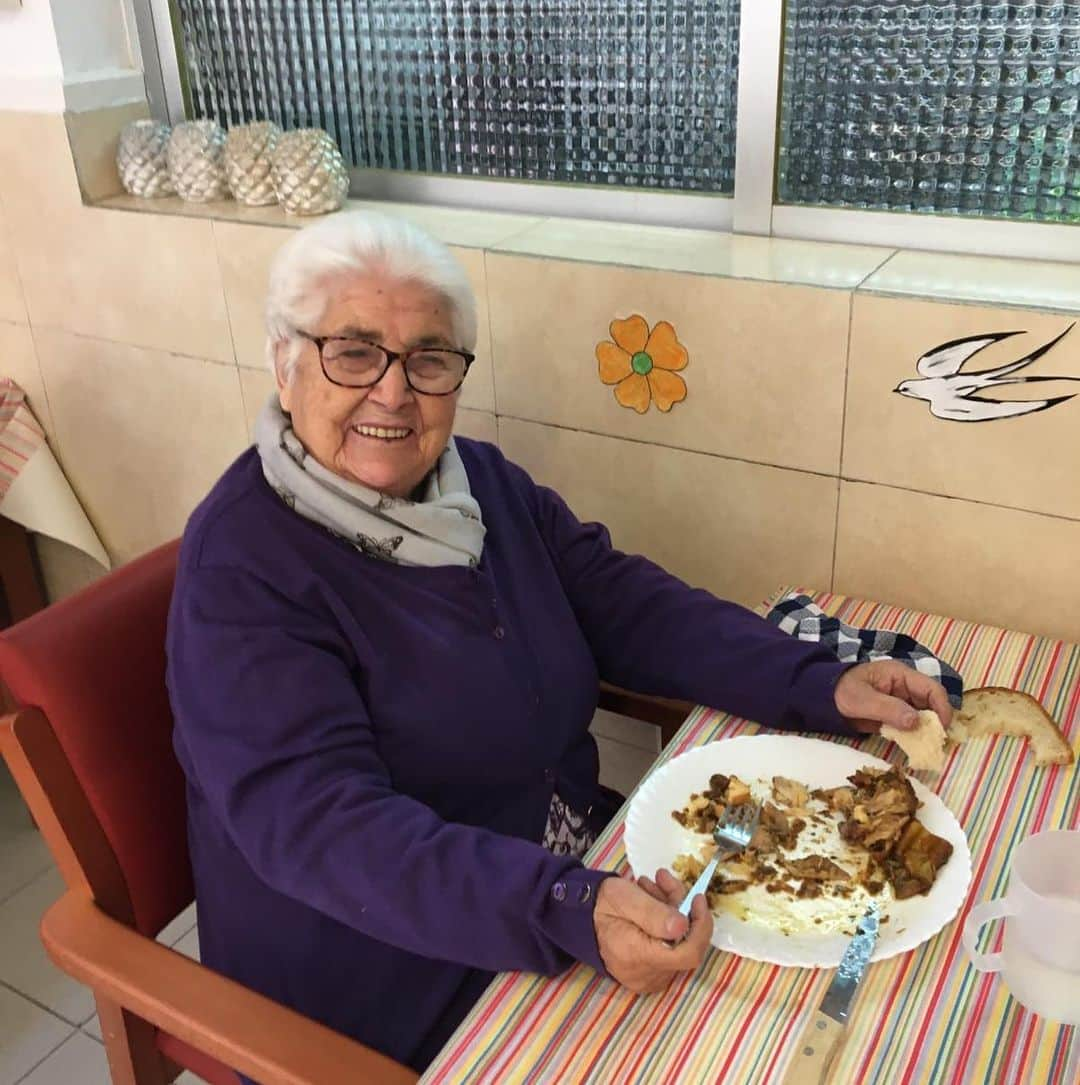 セスク・ファブレガスさんのインスタグラム写真 - (セスク・ファブレガスInstagram)「95 years old and she overcame the coronavirus. Yesterday her tests came back negative. My great-grandmother is a superhero but nothing of this would be possible without all the help of the nurses and doctors that are helping all these people. All my respect to everyone of them for what they are doing day and night, a big thank you!!!! ❤️ • Ha superado el coronavirus con 95 años. ¡Ayer el test salió negativo! Mi bisabuela es una superheroína, pero nada de esto sería posible sin la ayuda de todxs lxs enfermerxs y doctorxs que se están dejando la vida en cada instante para que todos/as podamos estar mejor y vivir un poco mejor en estos tiempos tan difíciles. Gracias a todas las personas del Remei de Arenys de Munt por el sacrificio tan grande que hacen por estas personas mayores. Todo nuestro respeto!!!! Nada es imposible. Gracias!!!! ❤️🙏🏻」4月29日 21時24分 - cescf4bregas