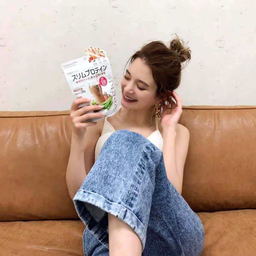 瑛茉ジャスミンさんのインスタグラム写真 - (瑛茉ジャスミンInstagram)「今は外に出れない毎日がが続いちゃってて運動ができなかったり、いくら手作り料理を頑張ってもやっぱり体調管理が難しい...🥺 えまは体型維持とか体調管理をしようと思って 1日1食、「スリムプロテイン」教えてもらったの⭐️ DMでも質問多かったから！ 載せます🧚🏻💜 そにえまで始めちゃいました❤️❤️❤️ なんとプロテインなのに糖質ゼロなんだって！あんまりプロテイン詳しくないけど初めて聞いた🥰🥰🥰 筋肉に必要なタンパク質もしっかりとれるんだよ!  自宅でも頑張ってトレーニングしたりしてるから 食事だけでは不足しがちな野菜やビタミン、食物繊維も これ1杯でOKなんだって❤️ えまはこの前から飲み始めたけどソニアと一緒に始めたから ちょっと続けてみちゃう🌼  えまビターココアがオススメ！ そにゃはー？ @soniann0505  これからの私の #おうち時間 に賢く＋αしましょ💋💋💋💋 #ベジエ #スリムプロテイン #ボディメイク #おうちカフェ #PR」4月29日 21時17分 - emmajasmine12345_x